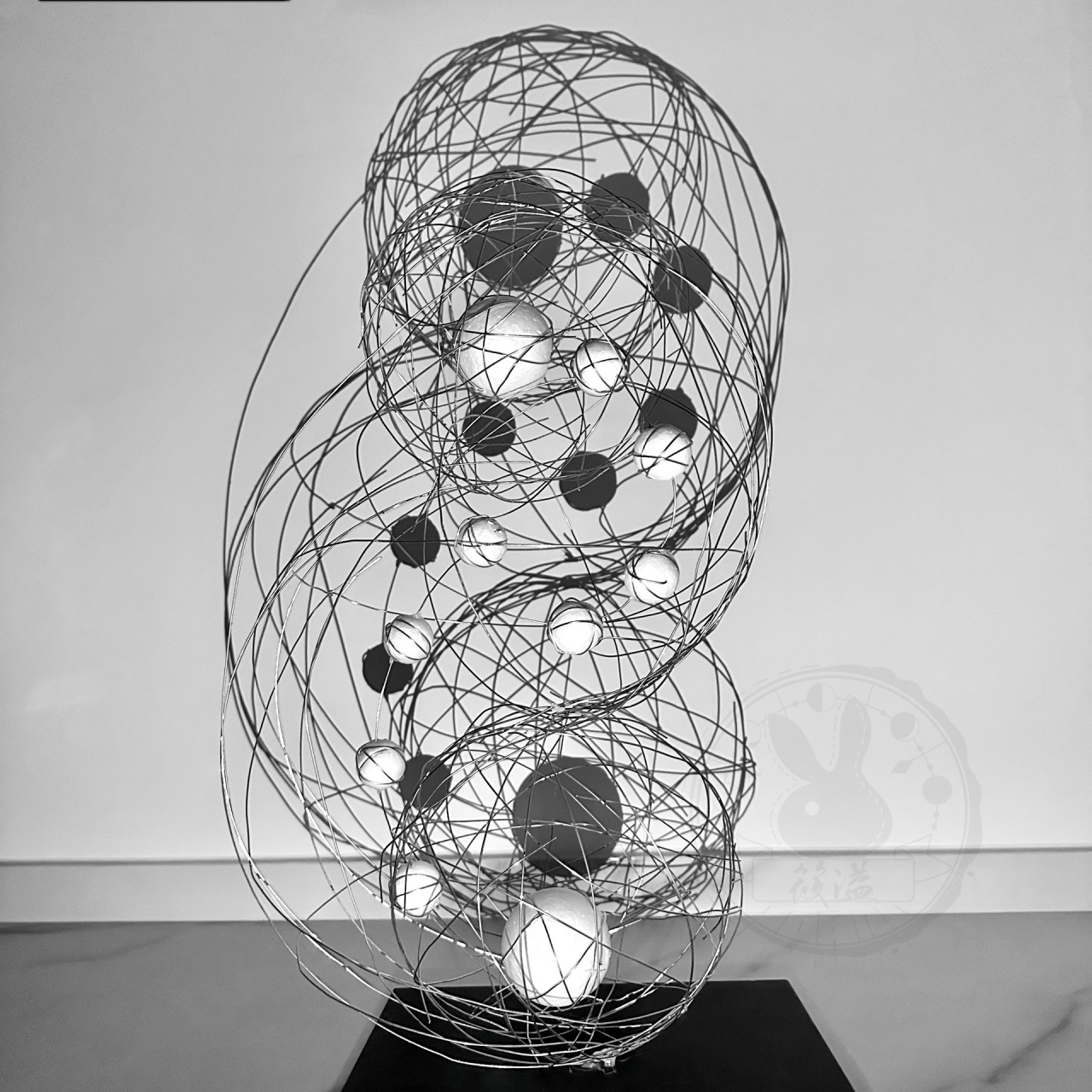 依靠铁丝自身的韧劲和互相作用的张力来完成作品形态构成