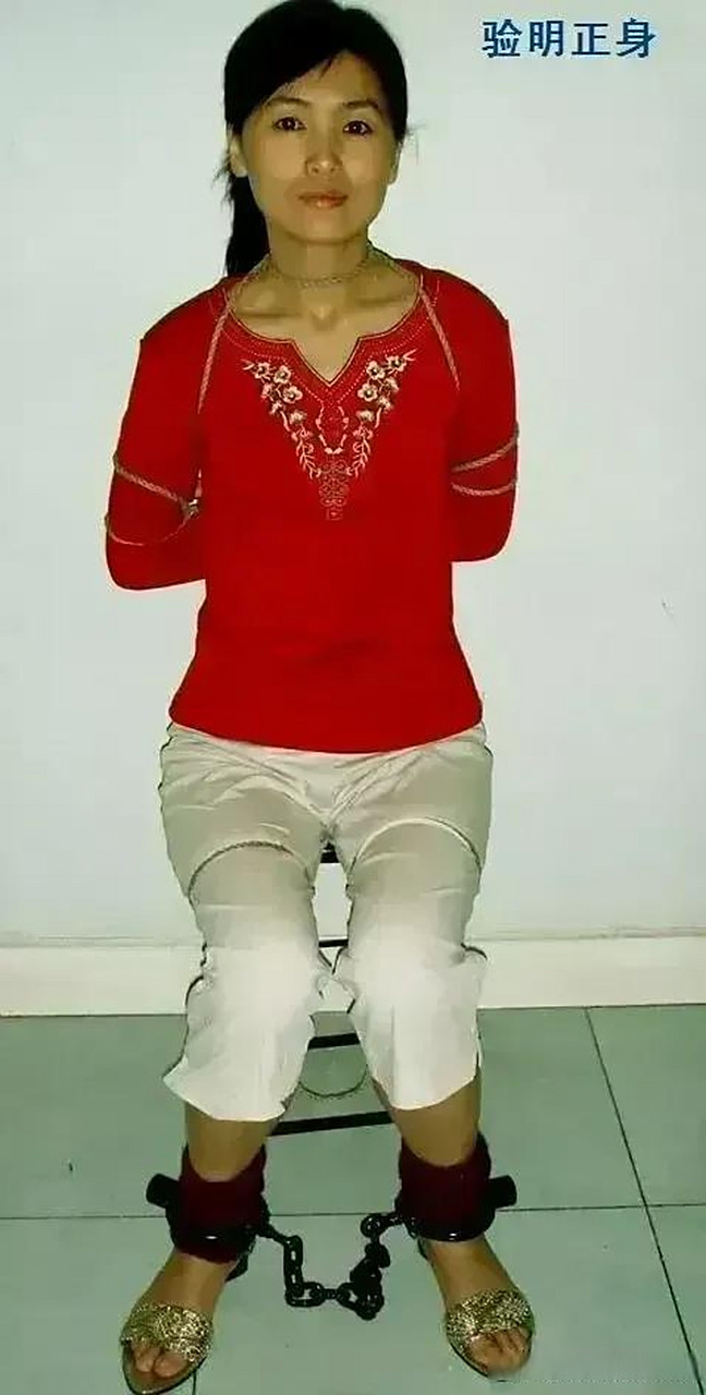 90年代,一个女毒贩被五花大绑着,在执行死刑前拍