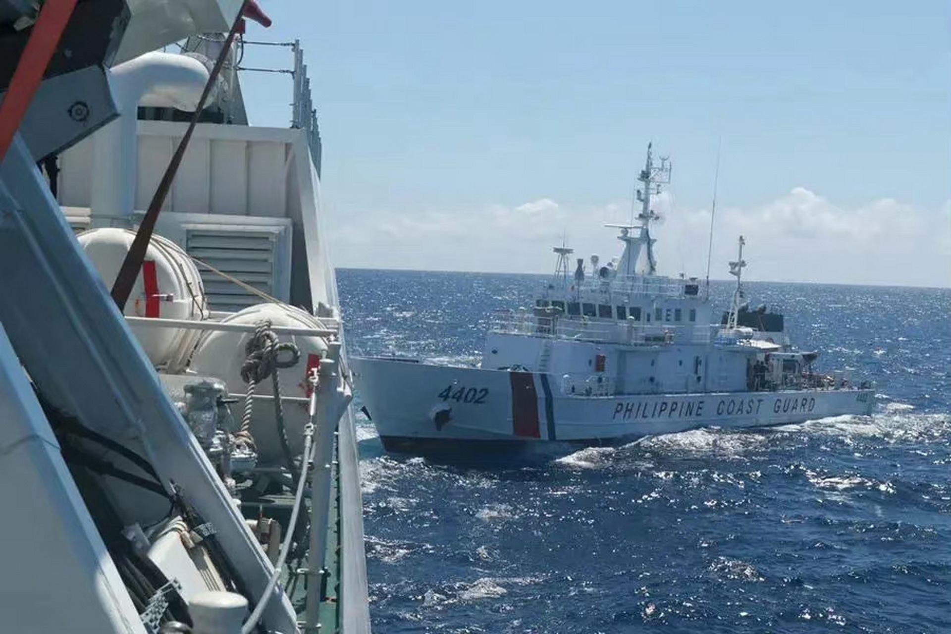 中国海警驱离非法闯入菲律宾船只#】8月5日,菲2艘运补船和2艘海警船