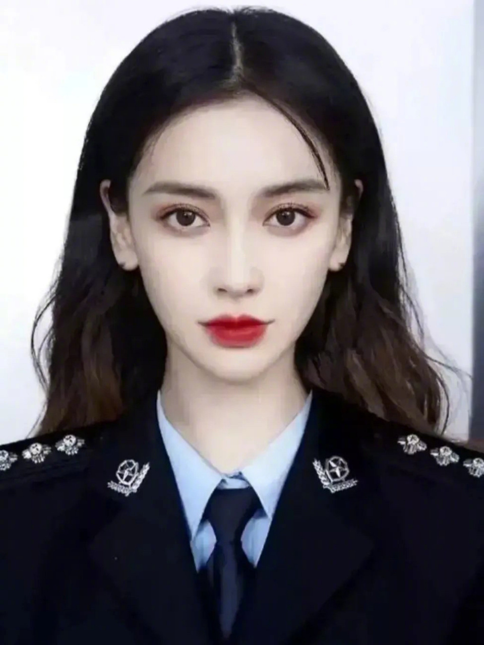 来康康女明星们的证件照叭～杨幂,刘亦菲,angelababy谁更好看一些?