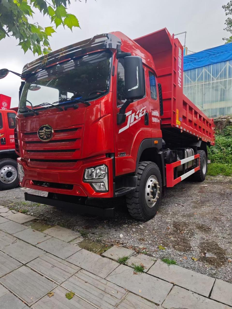 即将到货 解放jk6极限单桥自卸,车辆基本配置 驾驶室:jk6排半高顶