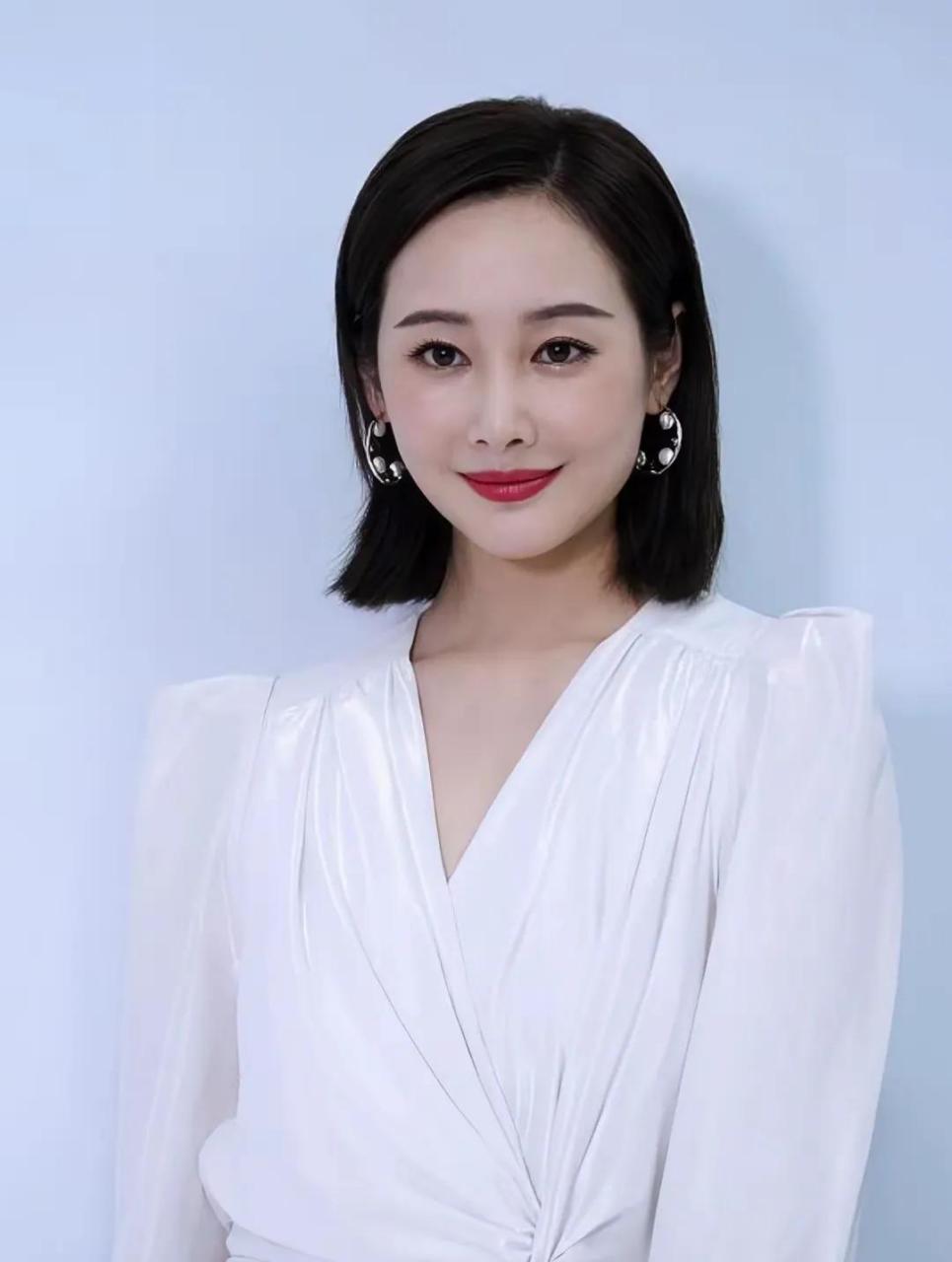 王鸥红的发紫, 而李纯在娱乐圈就跟个透明人似的.