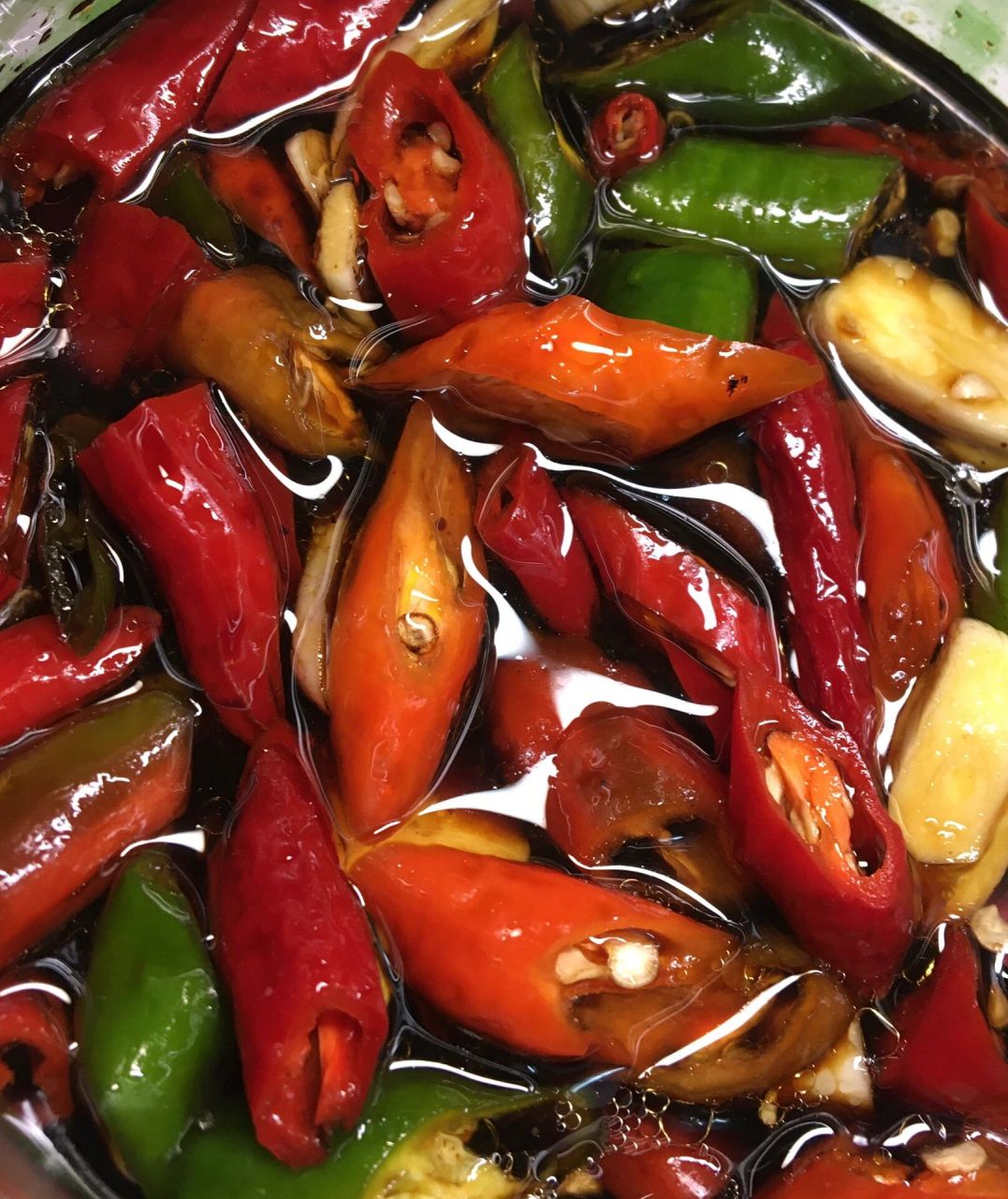 生抽醋泡辣椒圈 步骤一:准备线椒8-10根,小米椒是线椒全部量的三分之