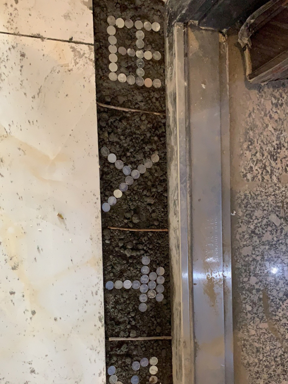 入户过门石原来也很有讲究哦 上个月底终于把家里的瓷砖铺完啦,过门石