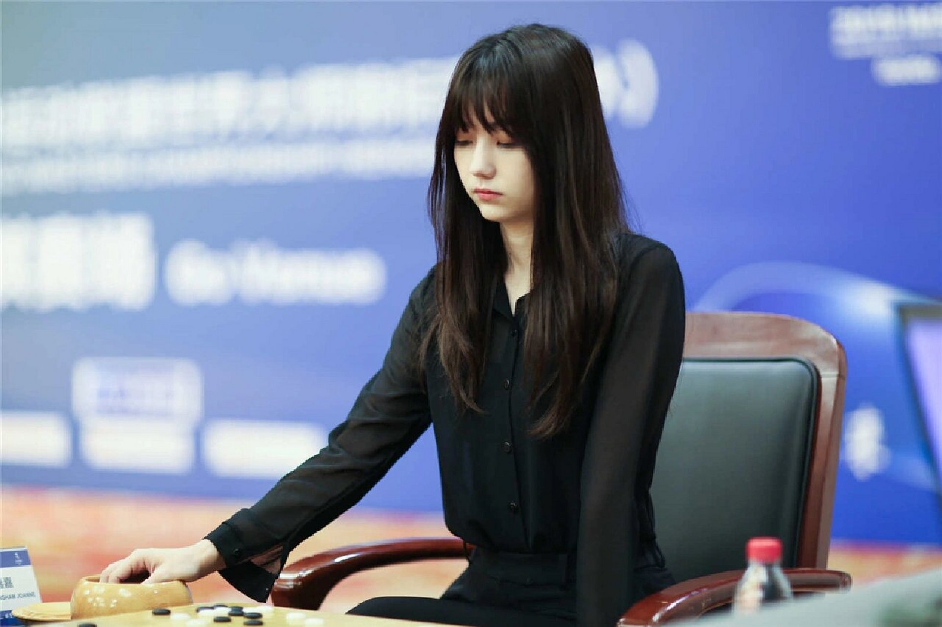 1963年出生,上海人,11岁学围棋,世界围棋历史上第一个女子九段棋手