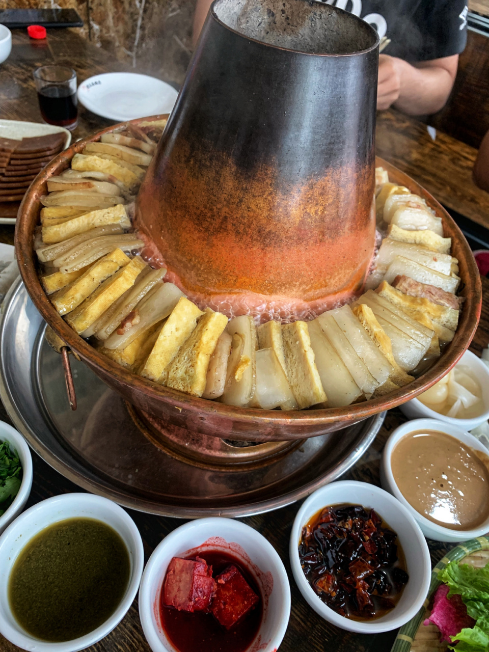 今天就带大家讲讲山海关最出名的美食"浑锅"源自于古代的部队里,用