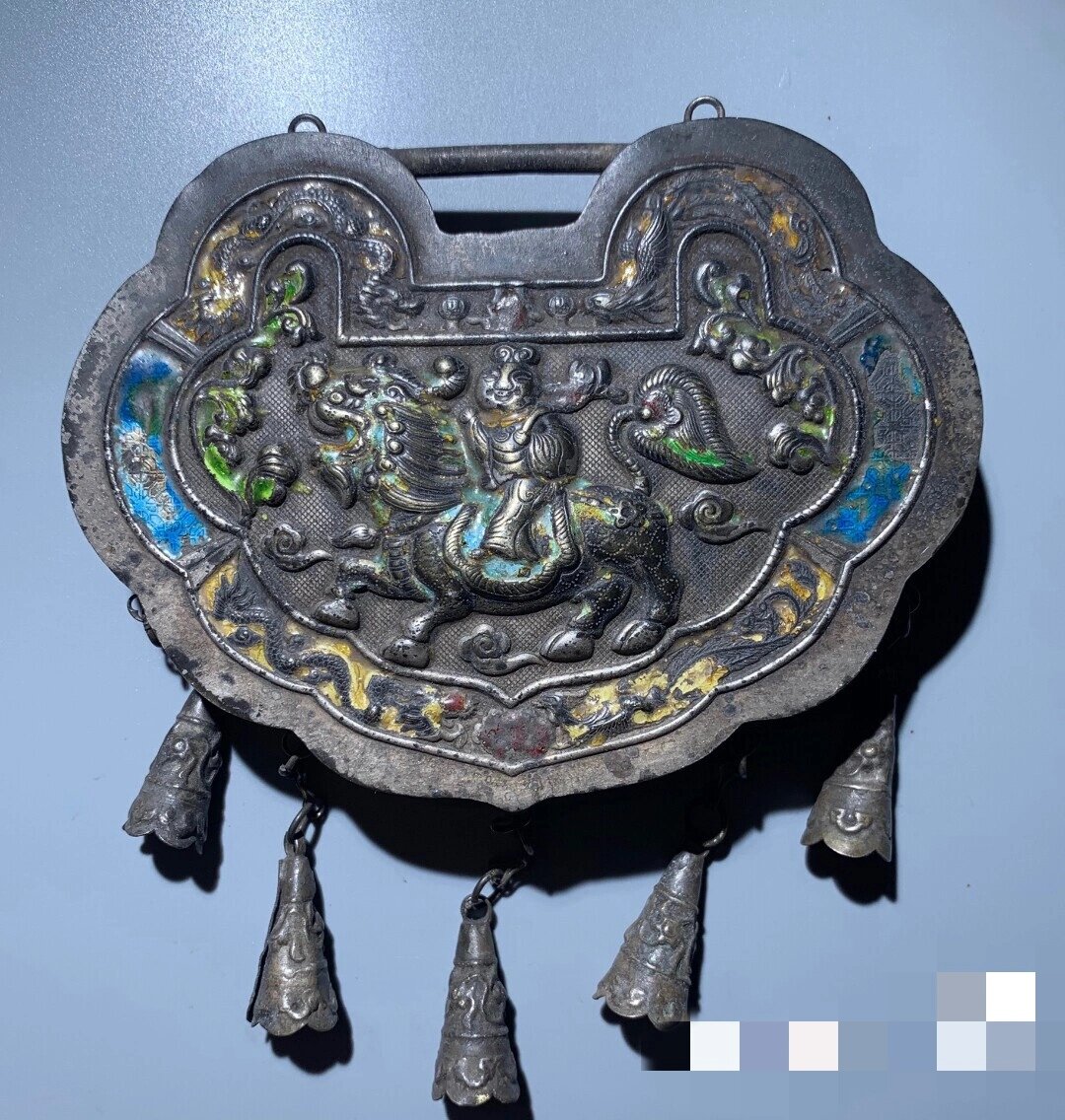 是不是很有古韵 清代珐琅彩麒麟送子银锁 正面为麒麟送子,龙凤图案