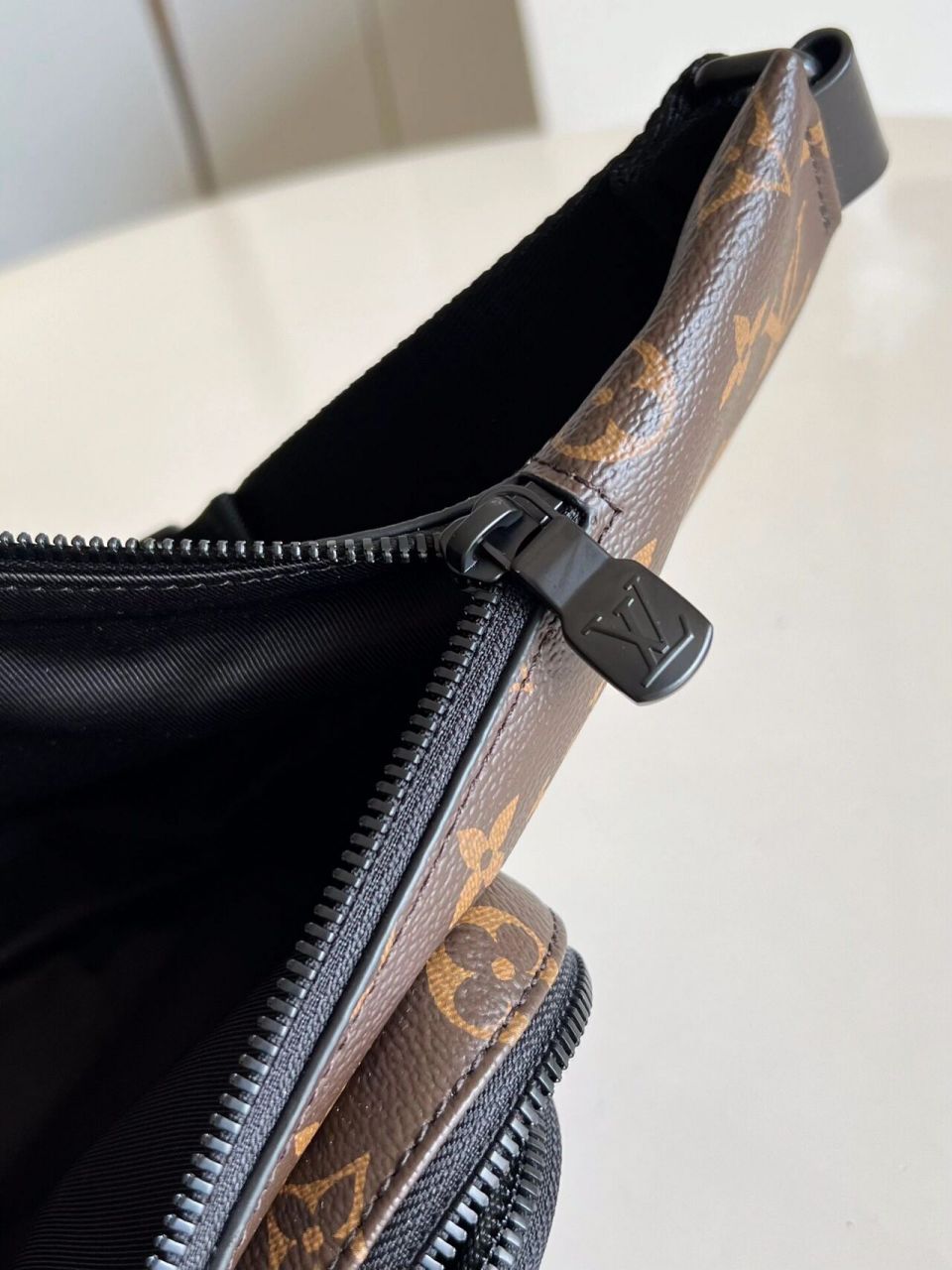 lv christopher男士胸包腰包斜挎包m45337 christopher 腰包取材