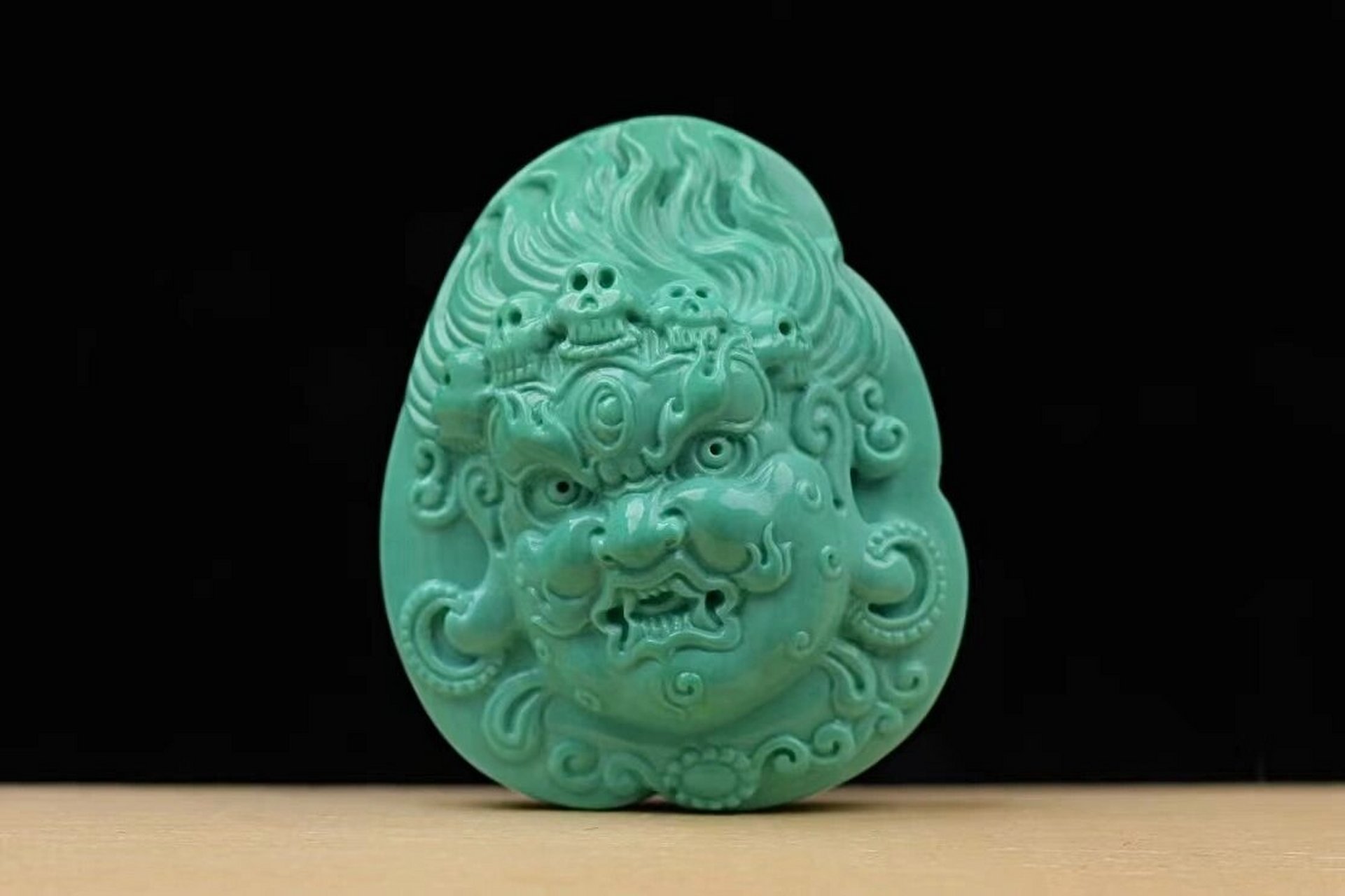 原矿高瓷绿松石大黑天 原矿高瓷绿松石大黑天,青皮籽料,料质细腻,体型