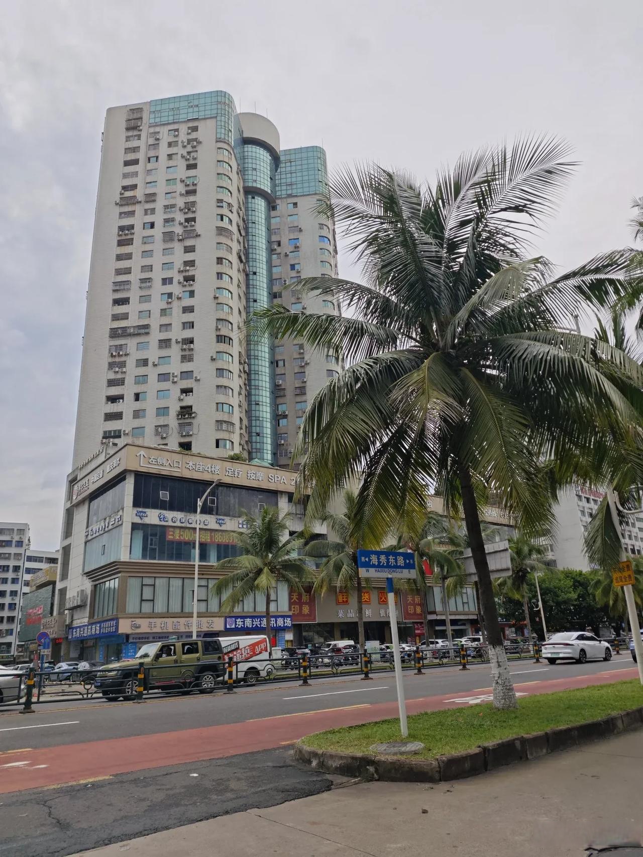 路过海秀路彩虹天桥附近的海口市第九中学,看见了这座大宝剑造型的