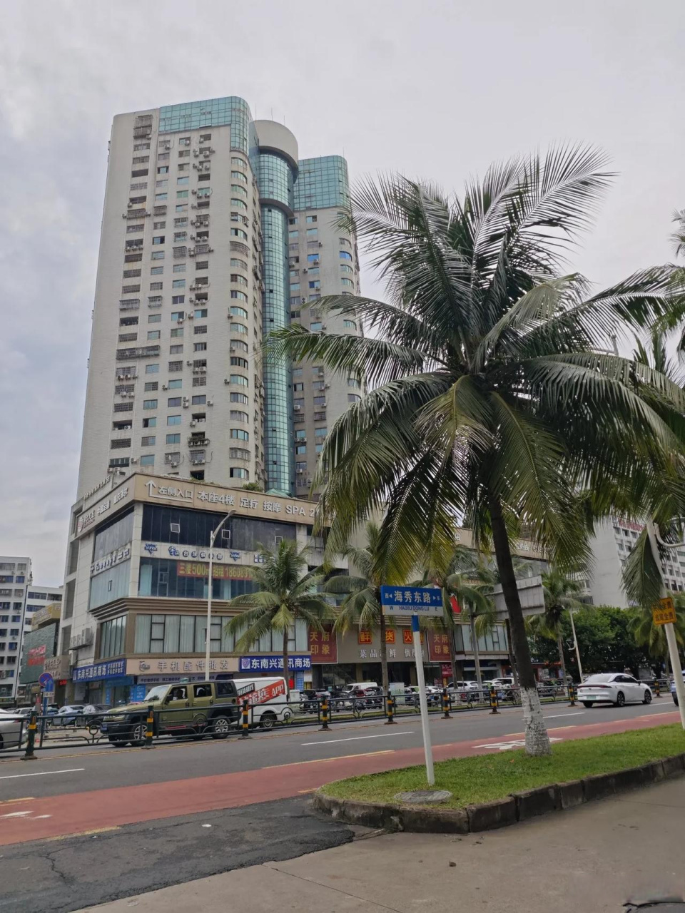 路过海秀路彩虹天桥附近的海口市第九中学,看见了这座大宝剑造型的