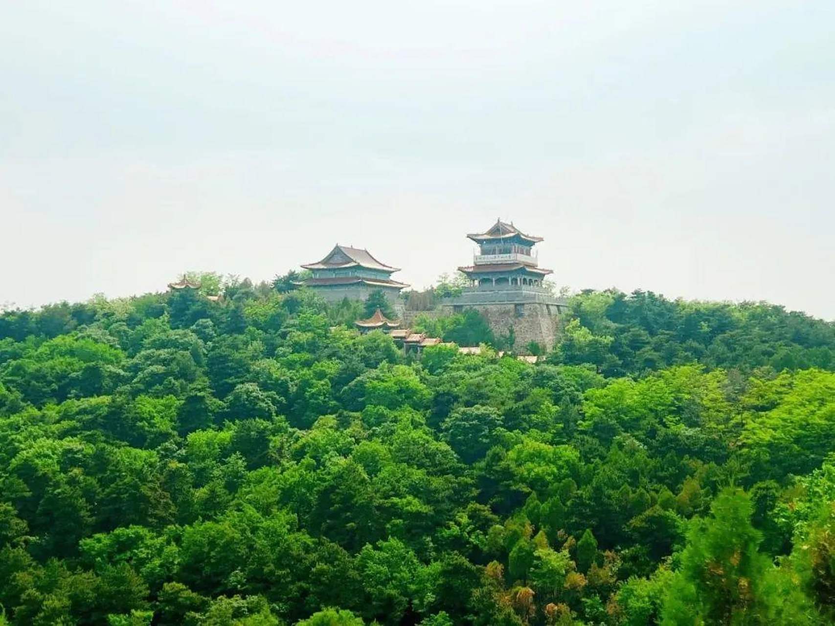 长治身边事屯留区老爷山景区,是国家3a级旅游景区,森林覆盖面积率达85