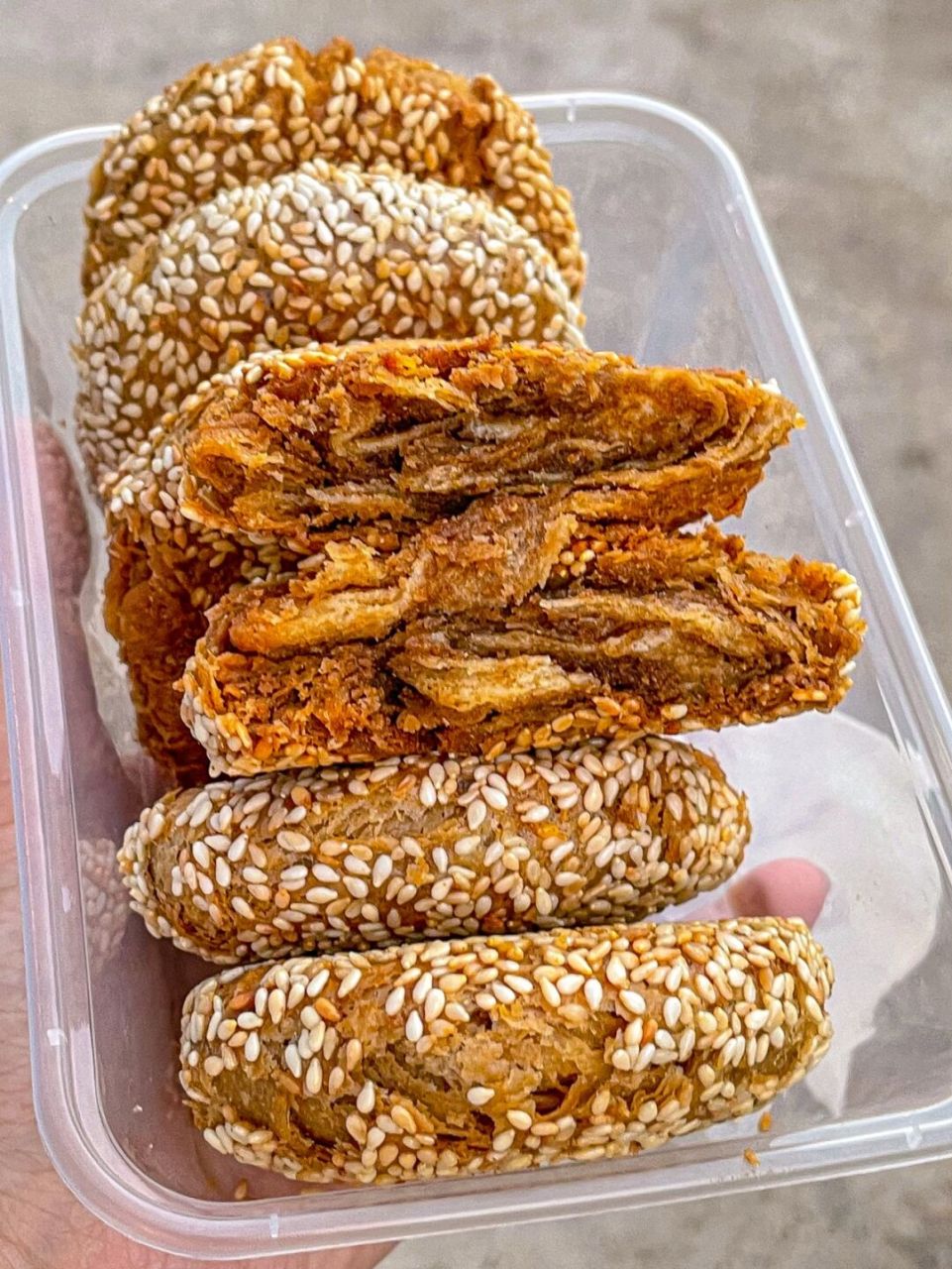 西安这个芝麻火烧绝了 一口香到我的…心巴6015 和朋友吃完饭去