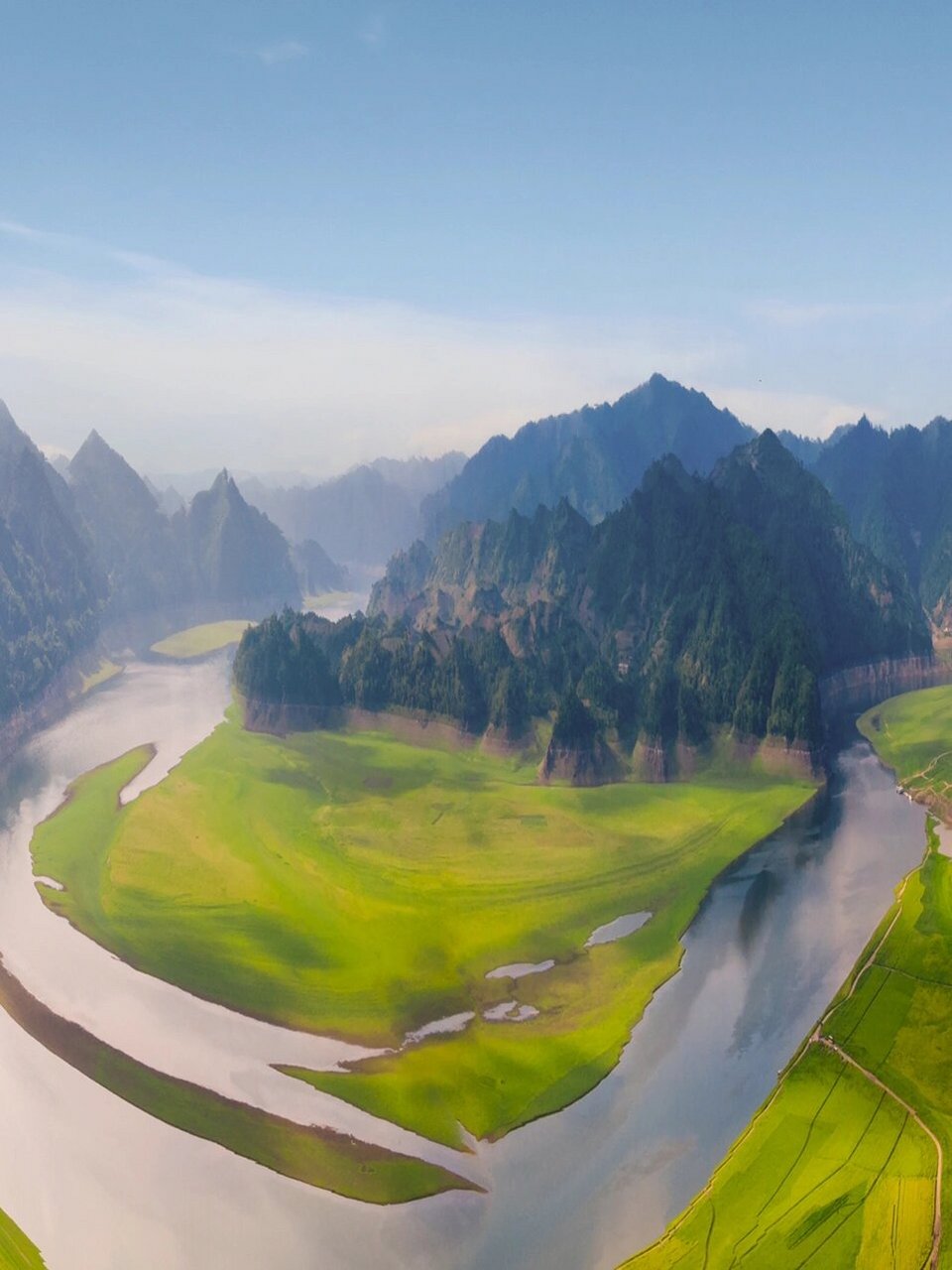 山川湖海,日出日落,都是大自然的馈赠;三五好友,人间烟火气,也都是