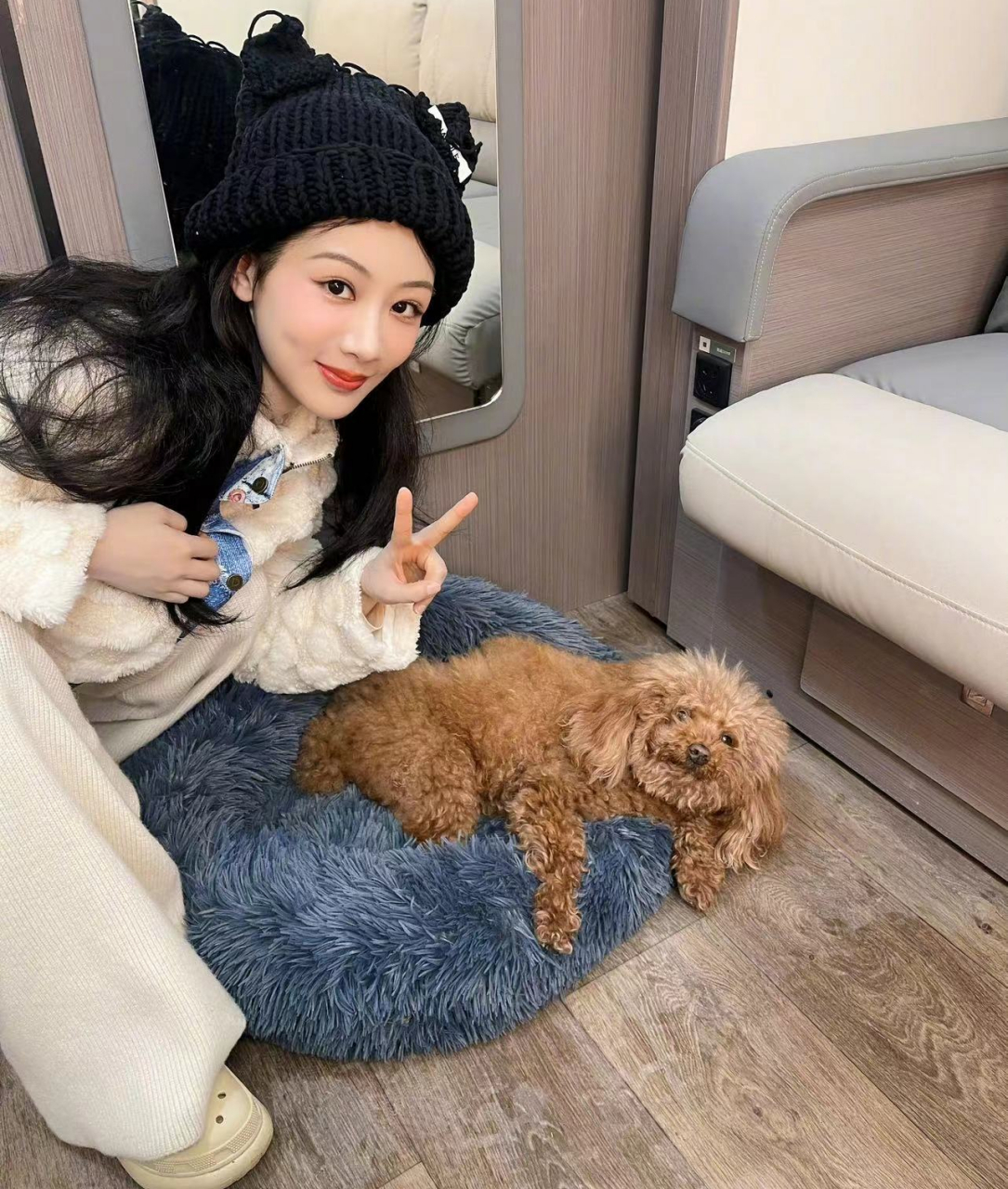 【#杨紫告黑侵权将开庭#】#杨紫告黑粉侵权# 企查查app显示,4月1日