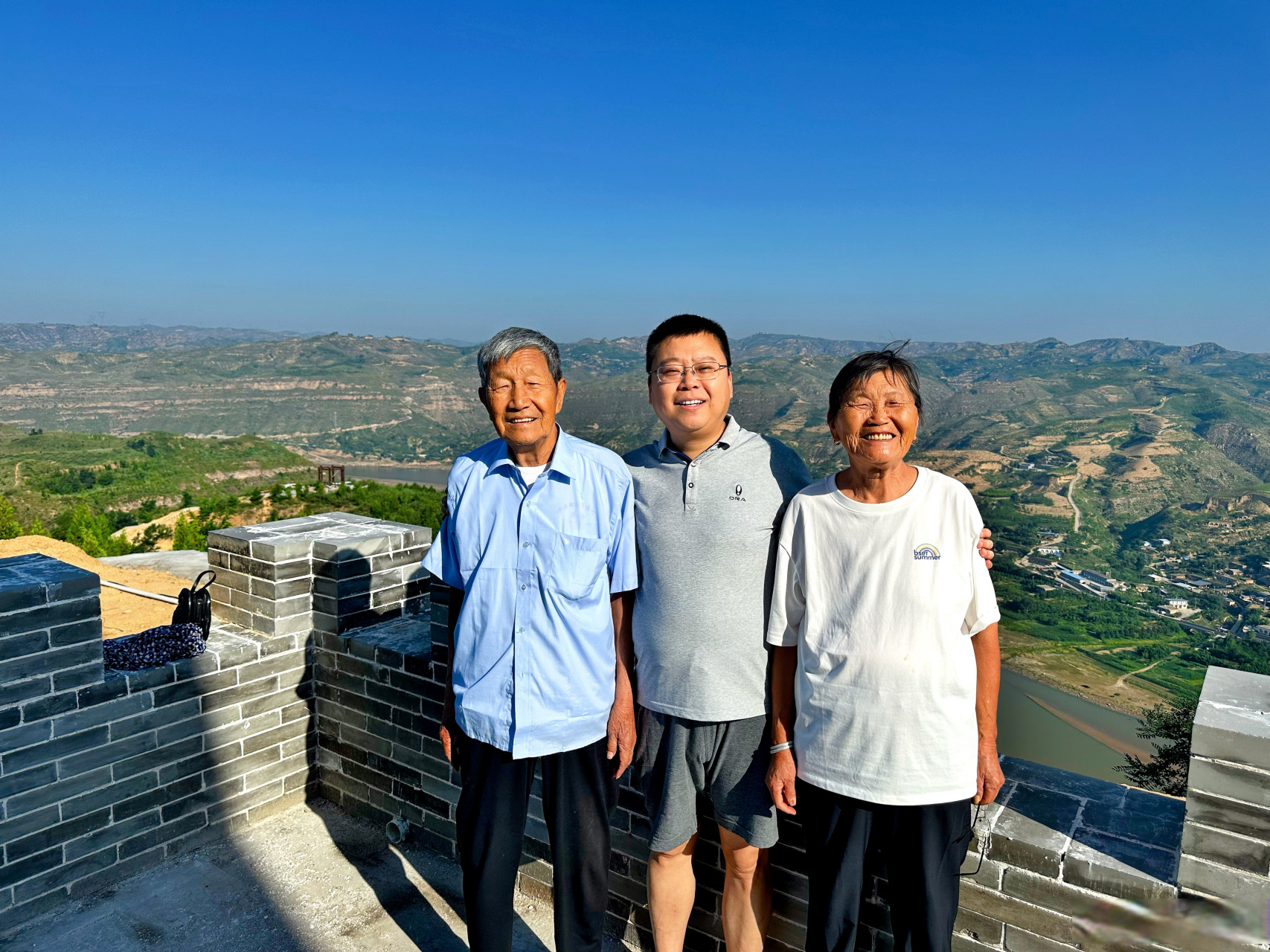 老家三交镇新修的景点,还没竣工,先带父母来看看.