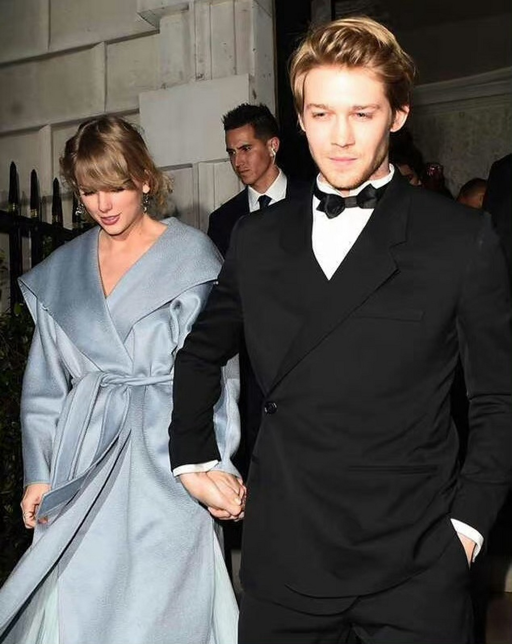 据报道,taylor swift与男友joe alwyn在长达六年的关系后选择和平分手