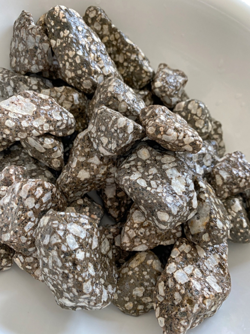 麦饭石块 麦饭石是一种天然的硅酸盐矿物,无毒.