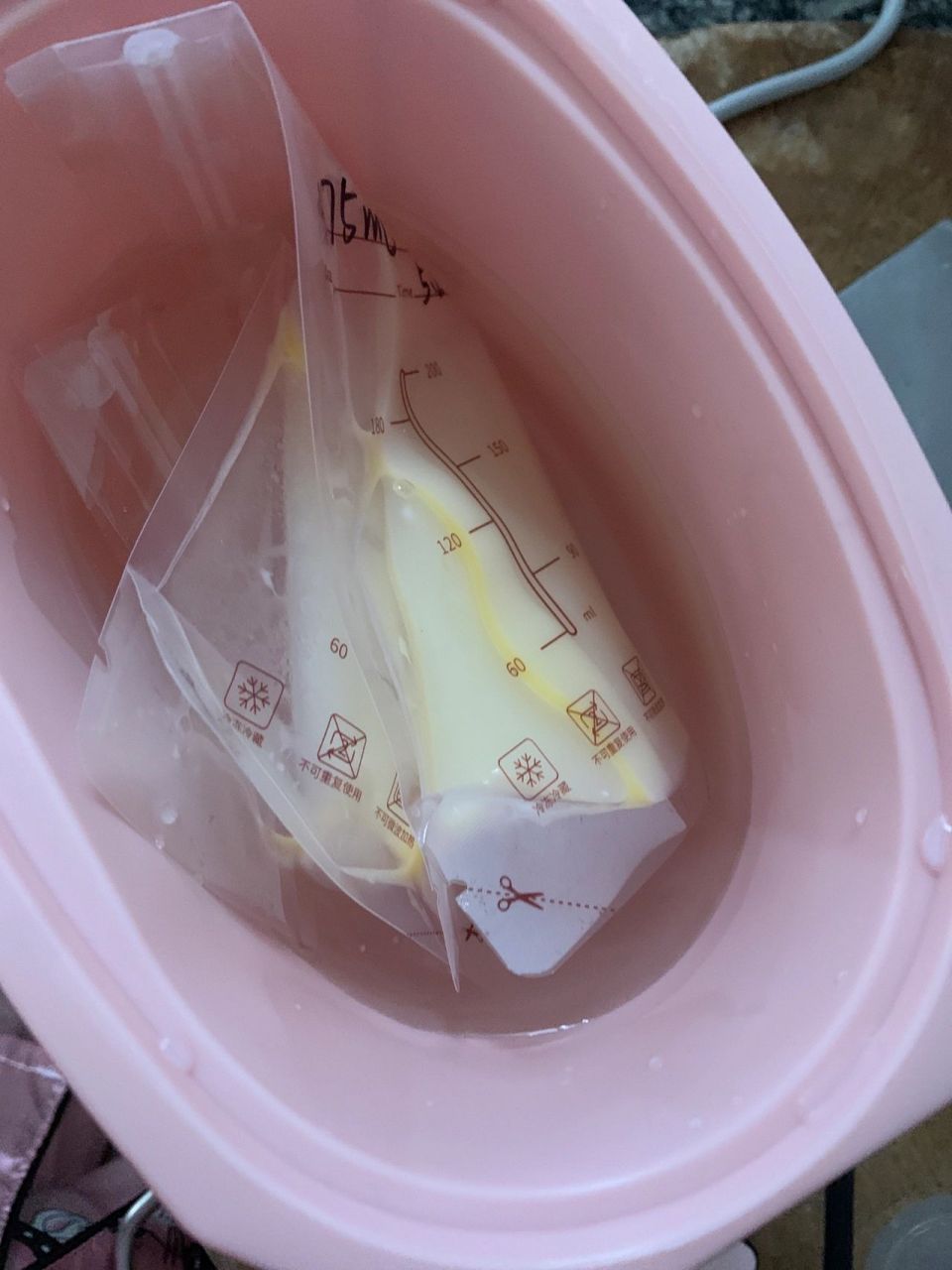 解冻好的母乳有一层黄色的正常吗 4月十几吸出来的现在还可以喝吗