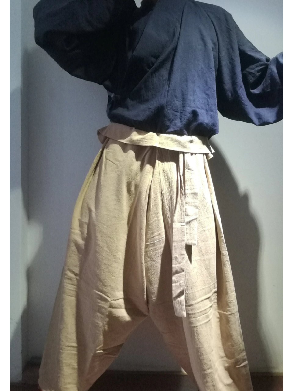 关于汉服里的"裤子" 常见的裤型就是定陵袴,但是穿脱并不方便.