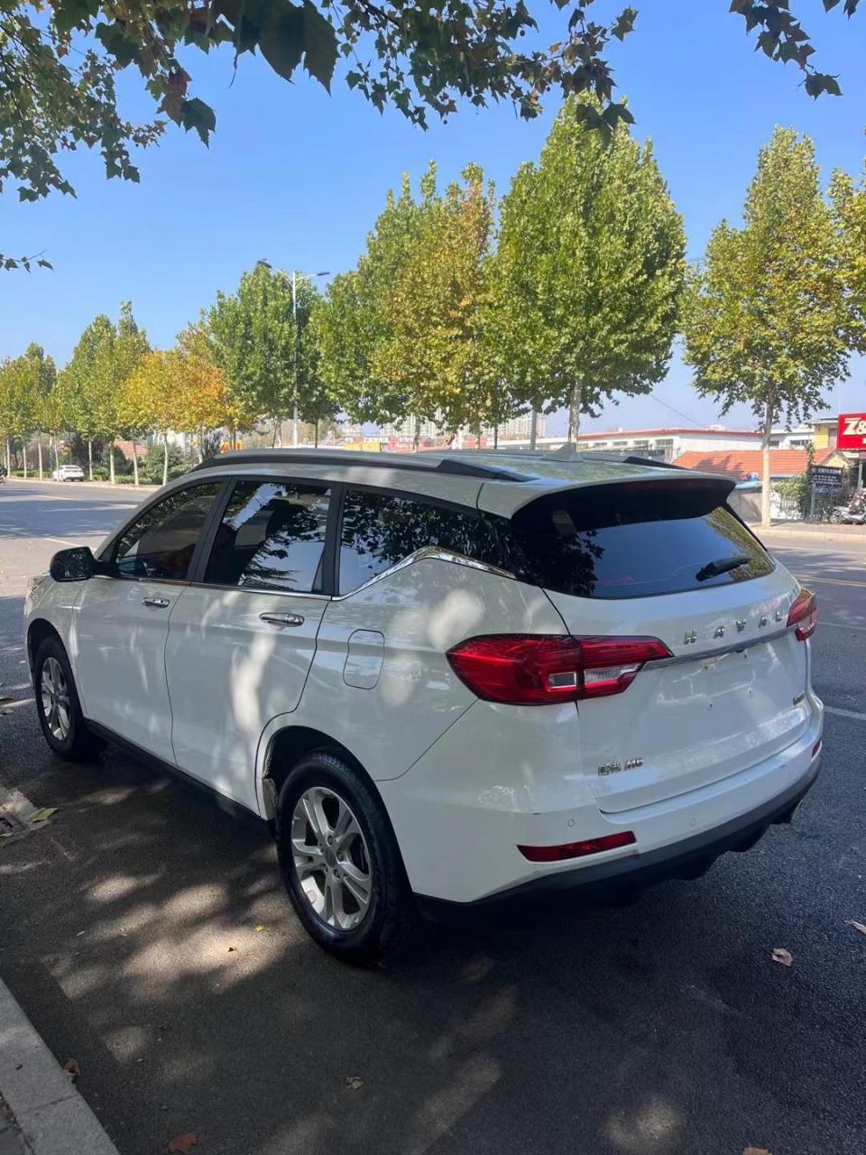 x万 19款哈弗m6手动挡高配,个人一手车,实表两万公里,车况极品,原版原