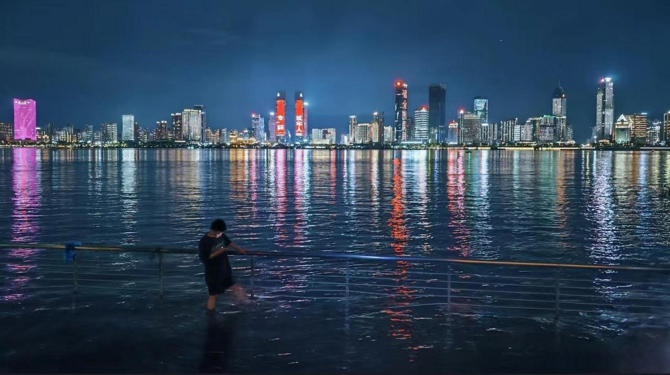 南昌头条南昌的一江两岸风光还是非常能打,与许多大城市相比也毫不