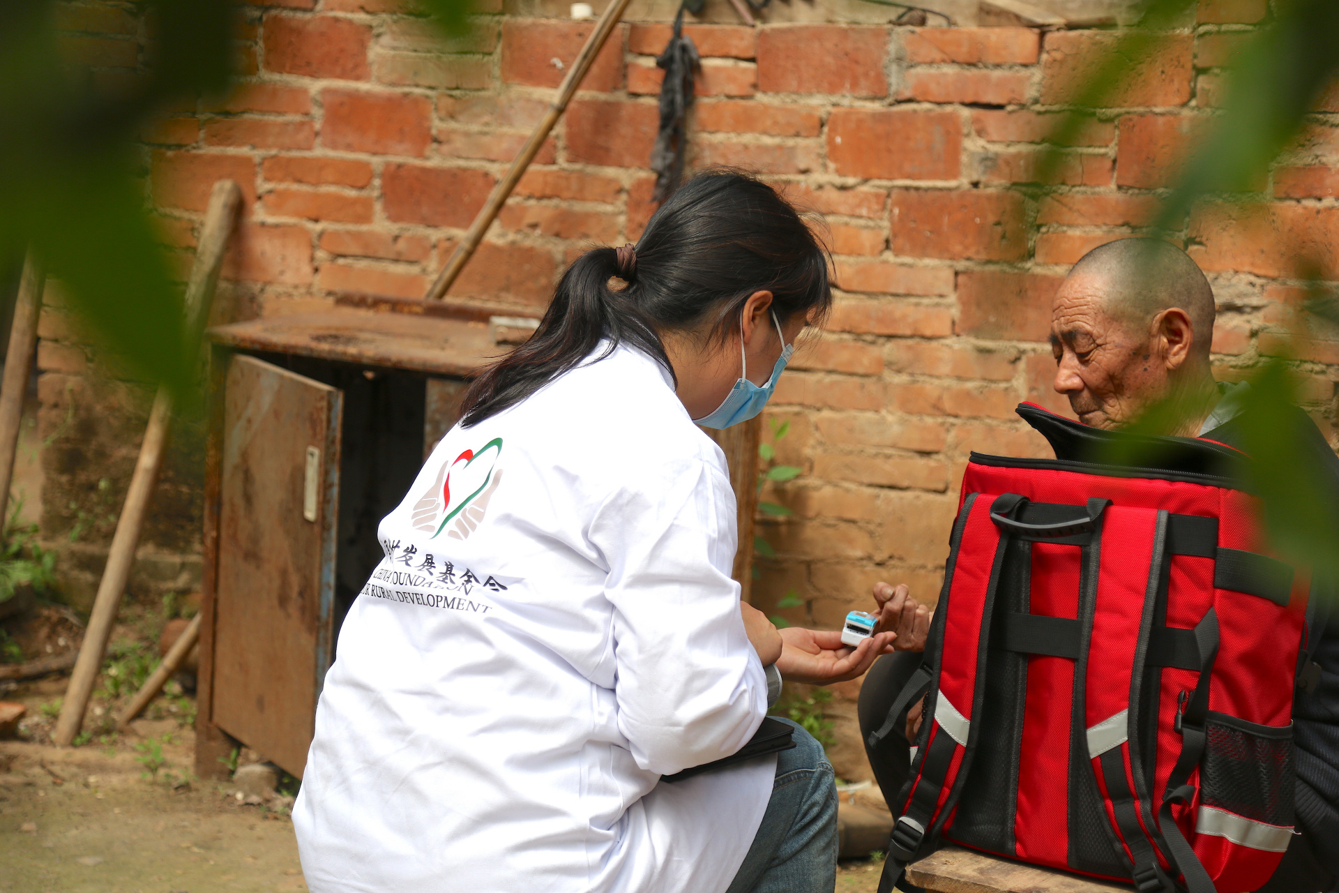 乡村医生每天奔走在乡野山村,守护乡村居民的健康.