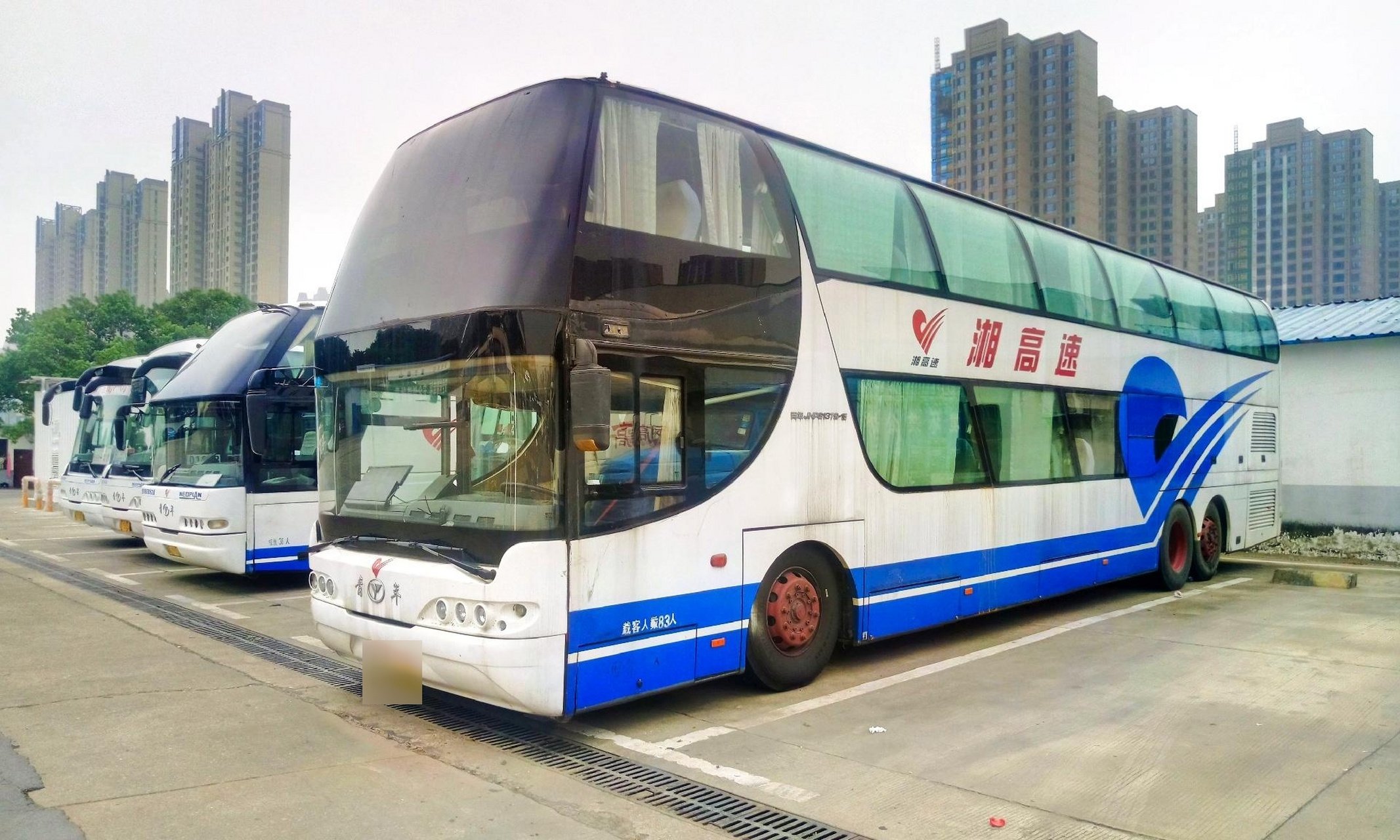 怀旧青年尼奥普兰  国内豪华客车的引导者  开创了一层半,双风挡,层半