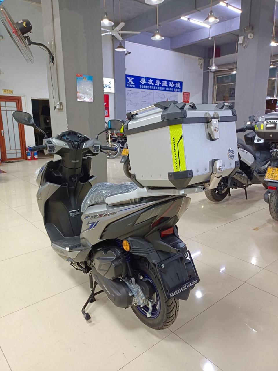 车型:2021款本田裂行rx125星际版:加装铝合金尾架,45升酷凯士铝合金尾
