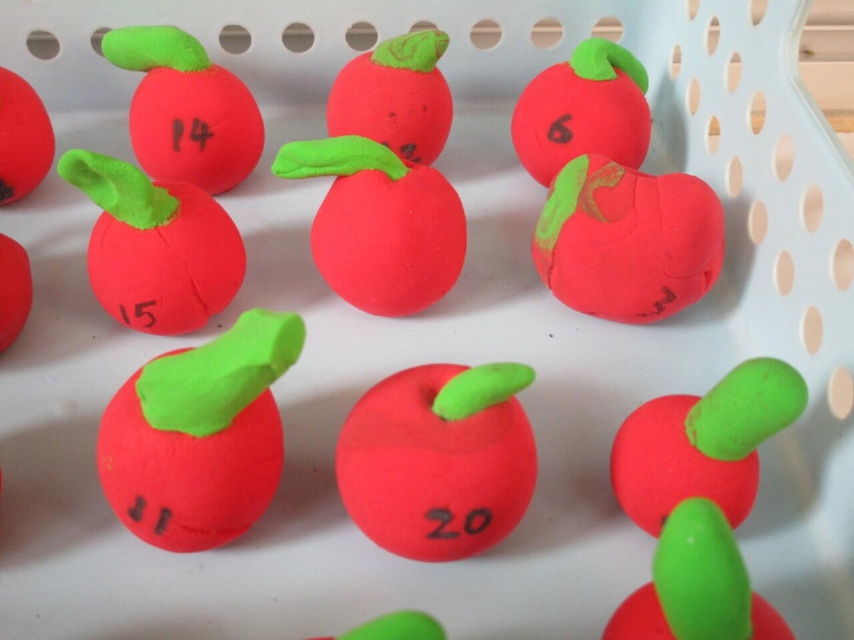 【手工分享】小班也可以完成的粘土苹果 小朋友做的苹果,做法很简单.
