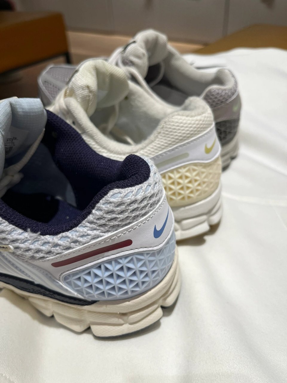 秋冬季穿这双 |nike vomero 5 大家好今天分享的是超人气复古跑鞋