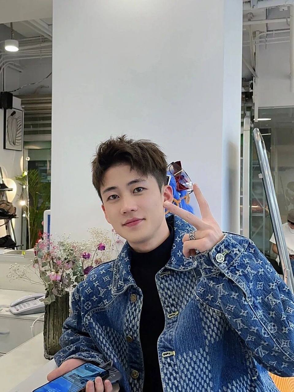 男生短发发型 适合秋冬季节  搭配暖棕色发色  阳光男孩撩妹发型