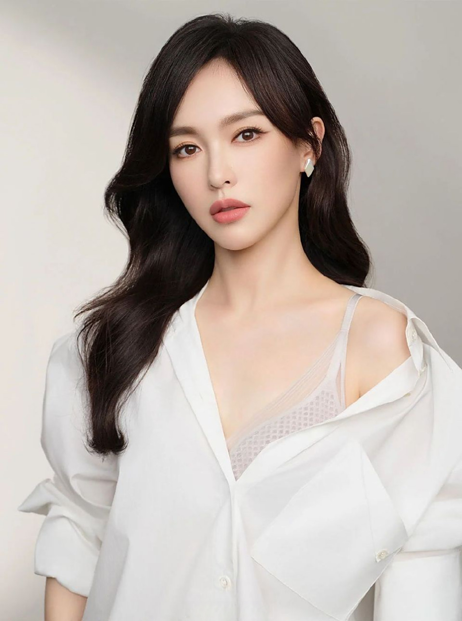 唐嫣新接了一个内衣代言,拍的好保守.