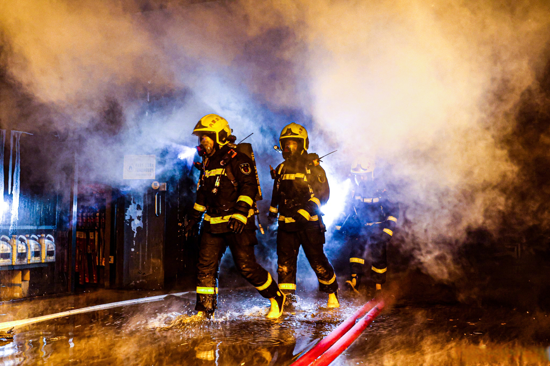 夜晚工作的消防员图片图片