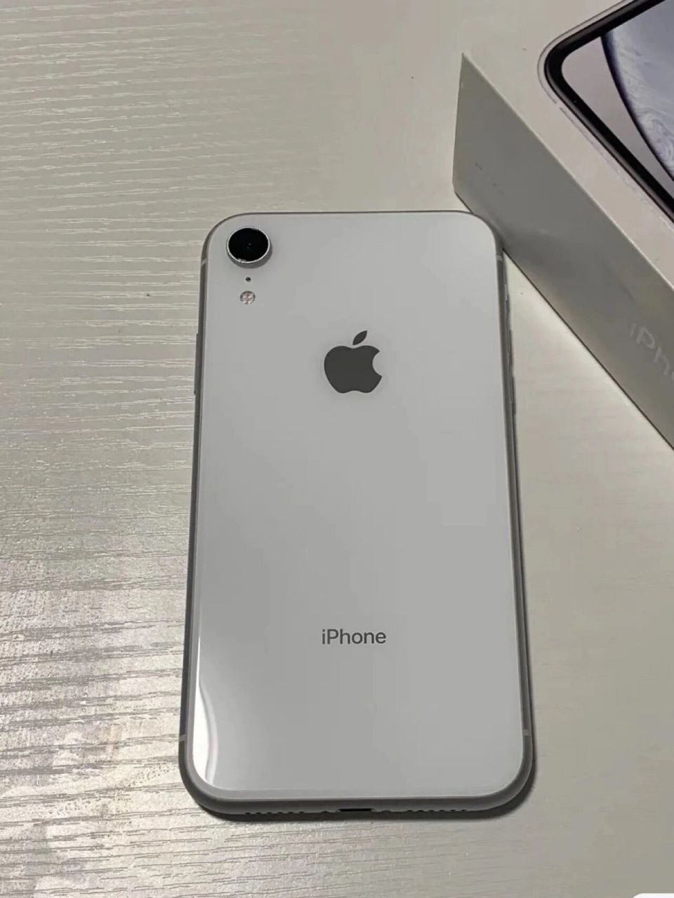 华为mate20pro  vs   苹果xr 华为mate20pro  vs   苹果xr 屏幕材质