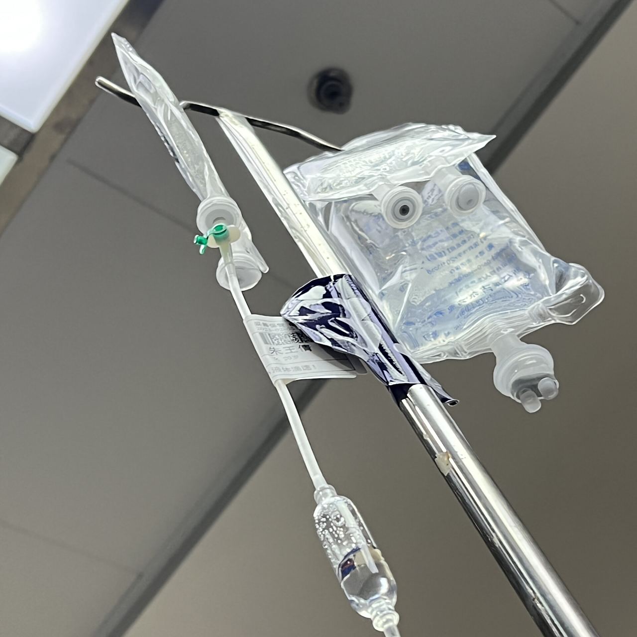 最近肠胃炎的人好多呀 一直拉肚子加胃痛,去医院医生就直接建议挂盐水