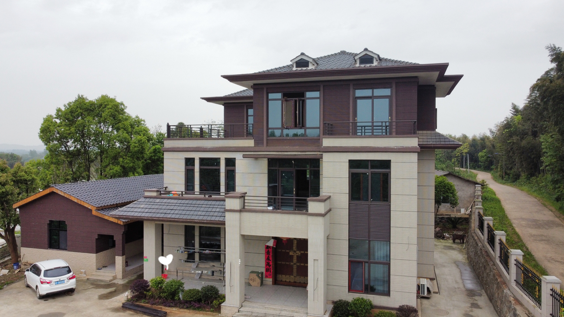 78 这栋是位于湖南岳阳的别墅,上年我也发过它外墙装修中的情况,这