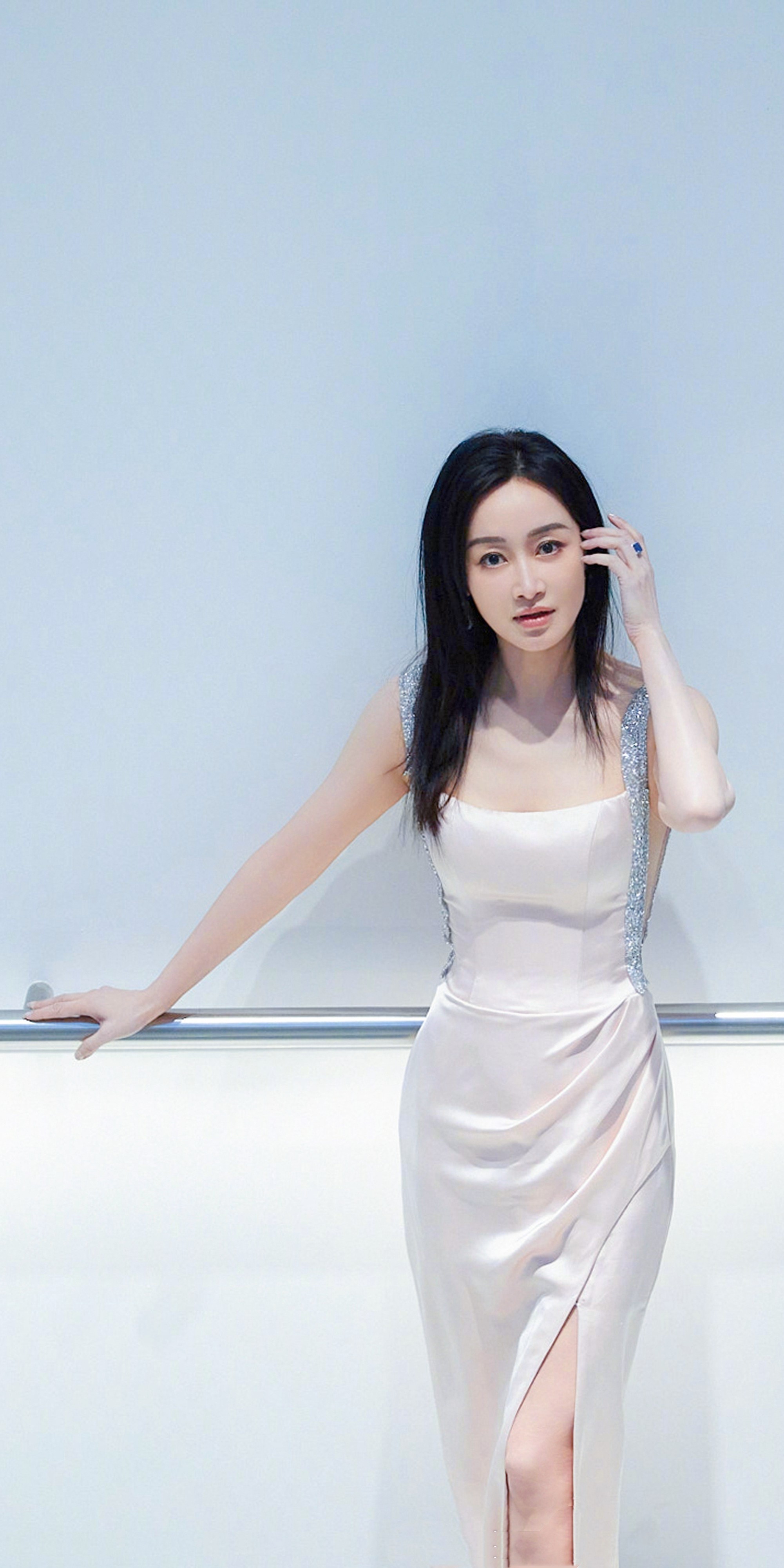 赵子琪壁纸:简约长裙好身材