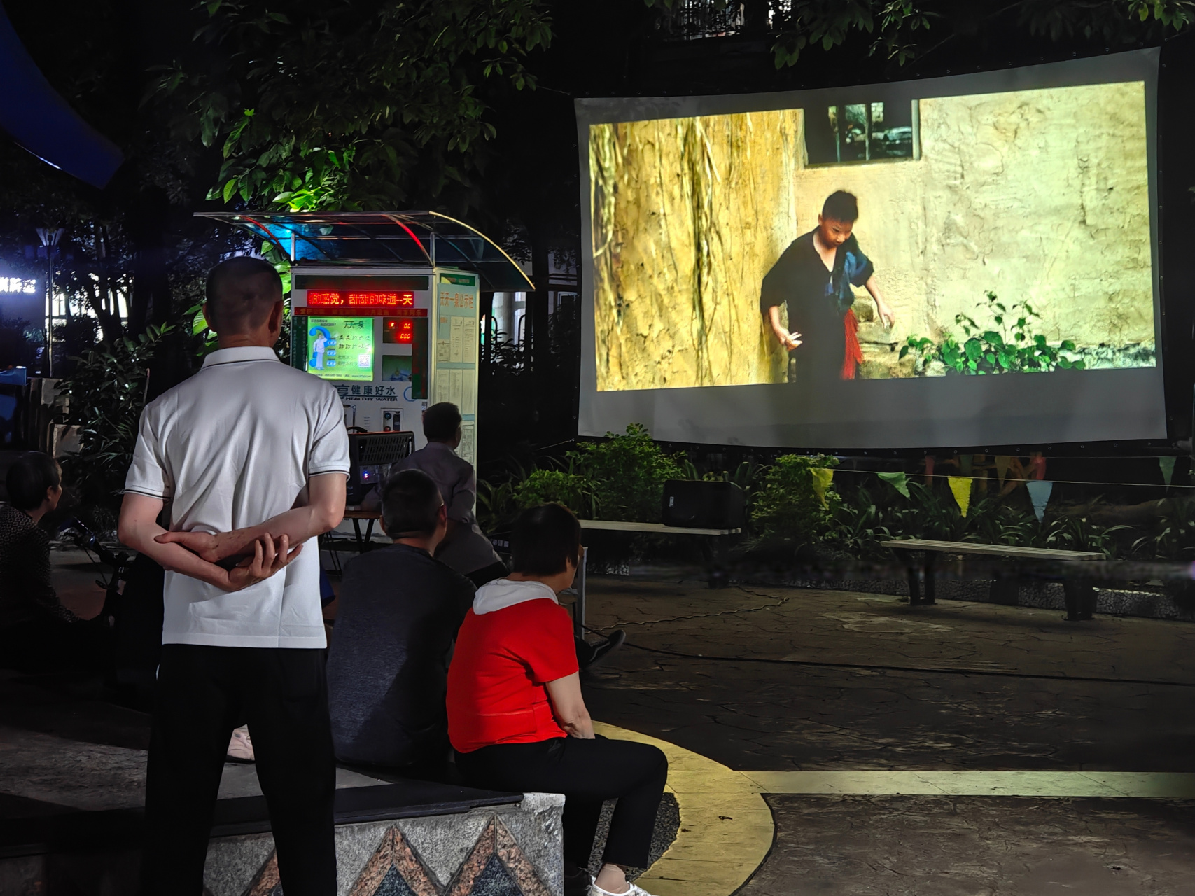 今天小区放坝坝电影,看的人还不少呢.