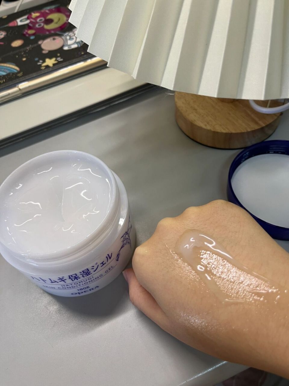 opera娥佩兰薏仁精华啫喱,啫喱质地,润润的,晚上睡觉之前脸上抹一层