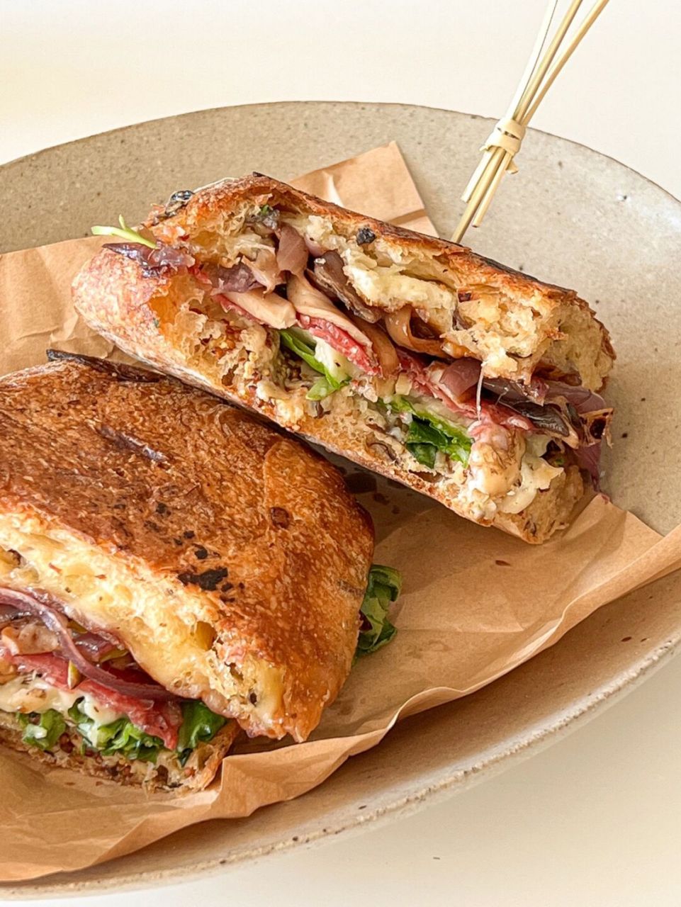 大气孔的恰巴塔做三明治真的很赞 加了香料的更绝 翻了翻冰箱堆起来的