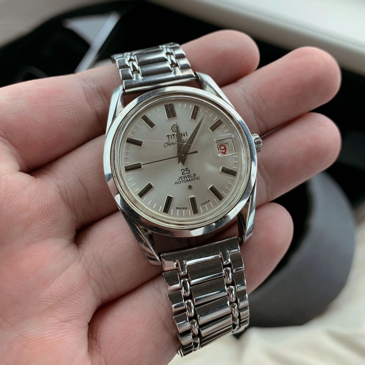 今天收到的一块来自80年代的白梅花,型号为307-345,机芯用的是eta的