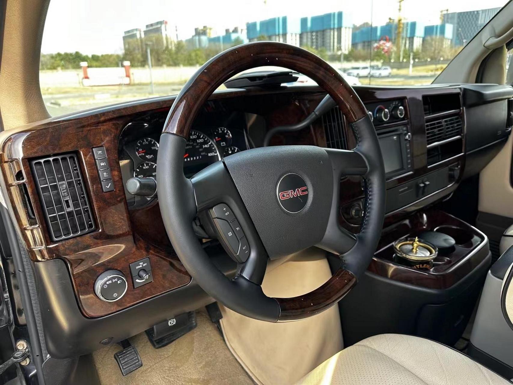 这台车是2014年上牌,gmc萨瓦纳savana商务房车,全时四驱,5.