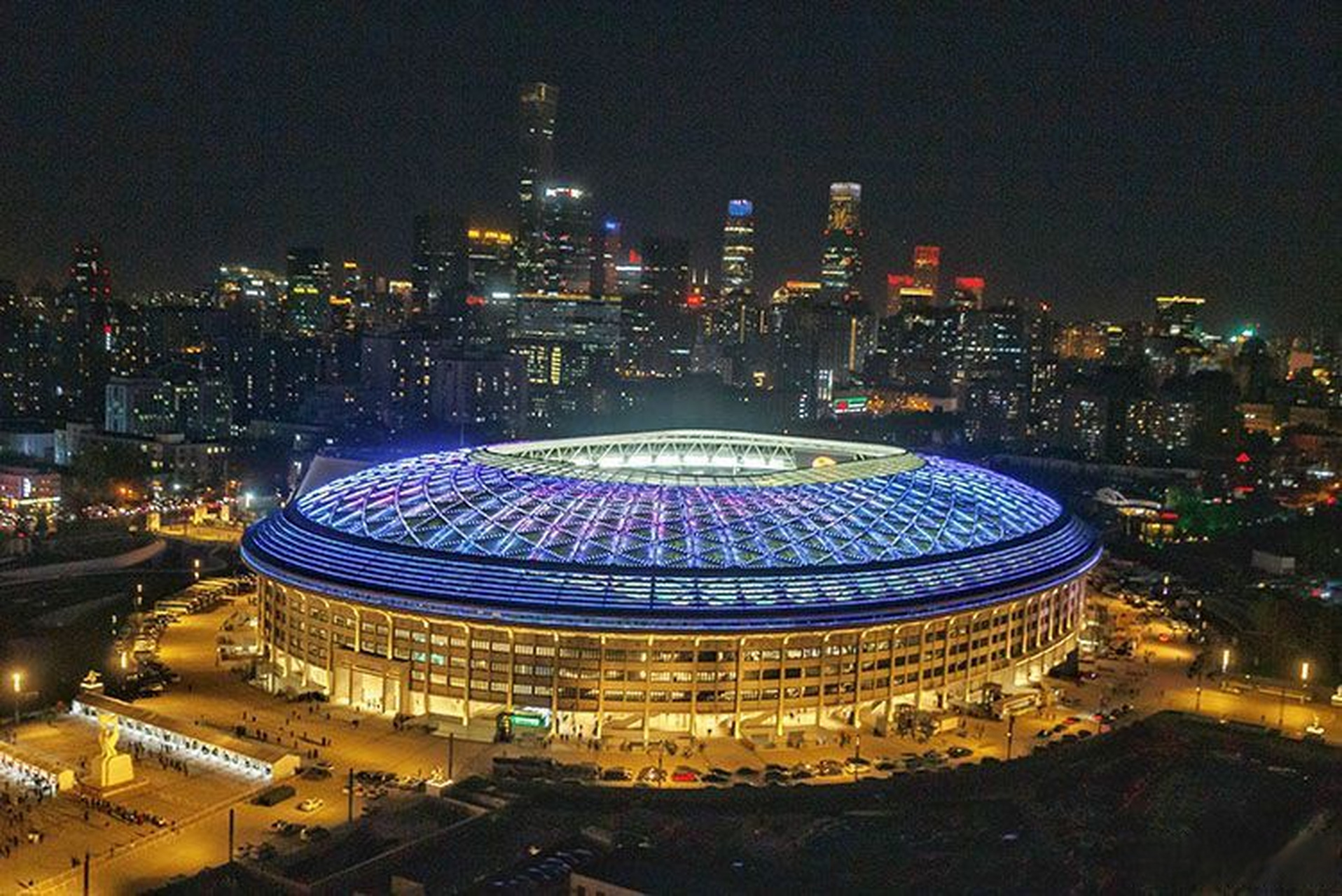 京彩新征程# 【新工体绚丽灯光扮靓京城】4月15日,北京工人体育场在