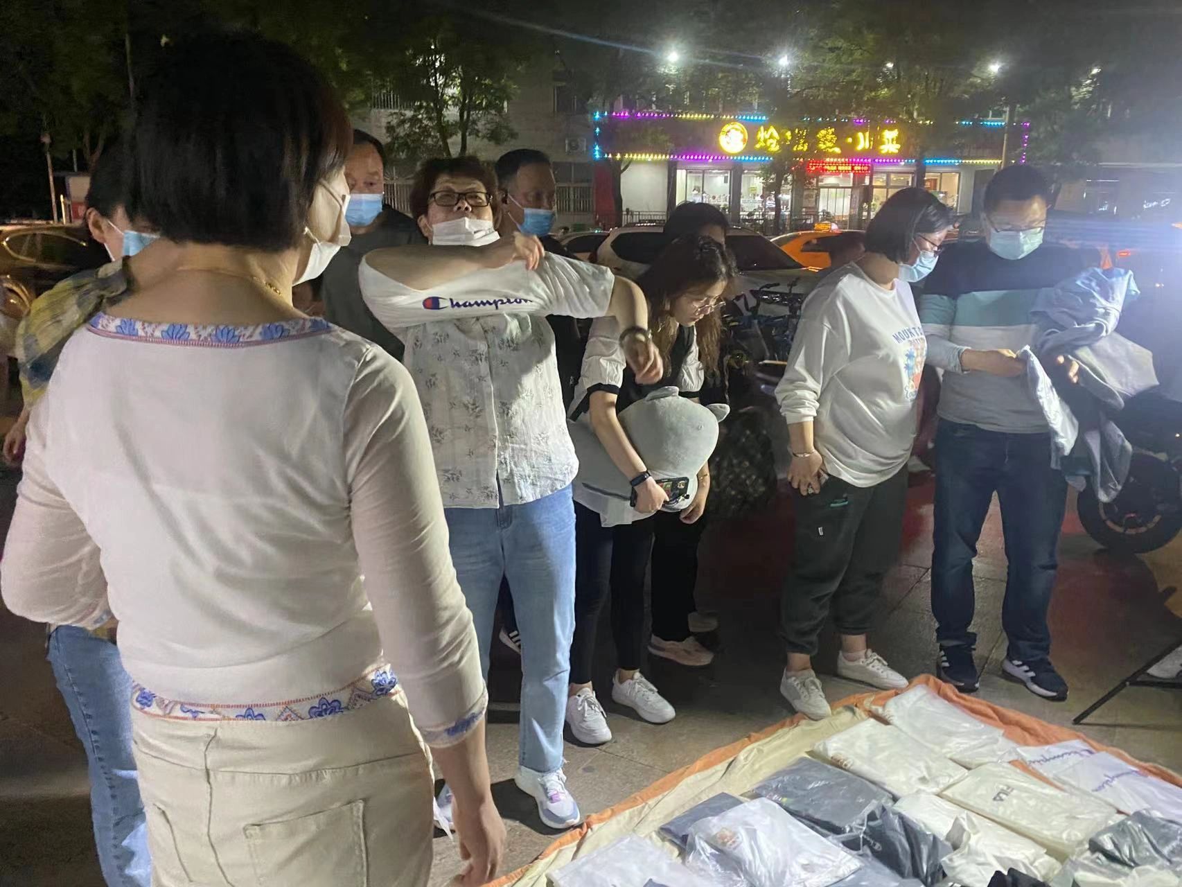 夏天摆摊卖短袖也太好卖了吧 记录去年摆摊卖短袖的经历,去年春天开始