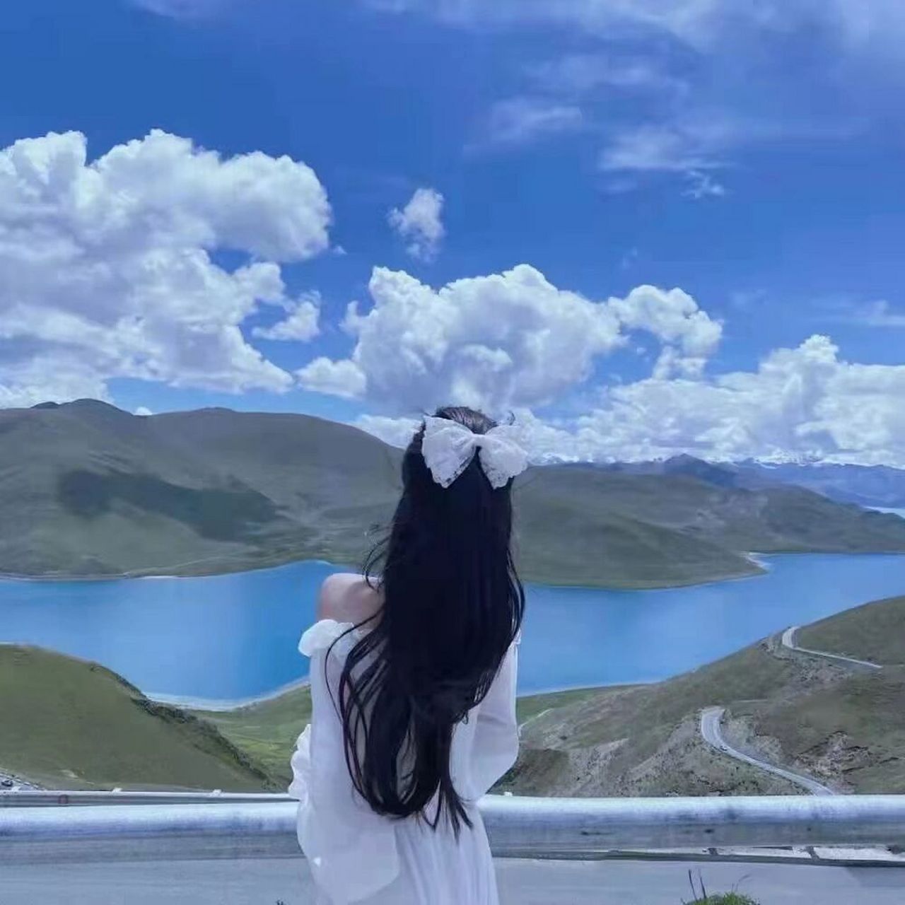 面向天空的女生头像 .并不是所有的故事都有后来