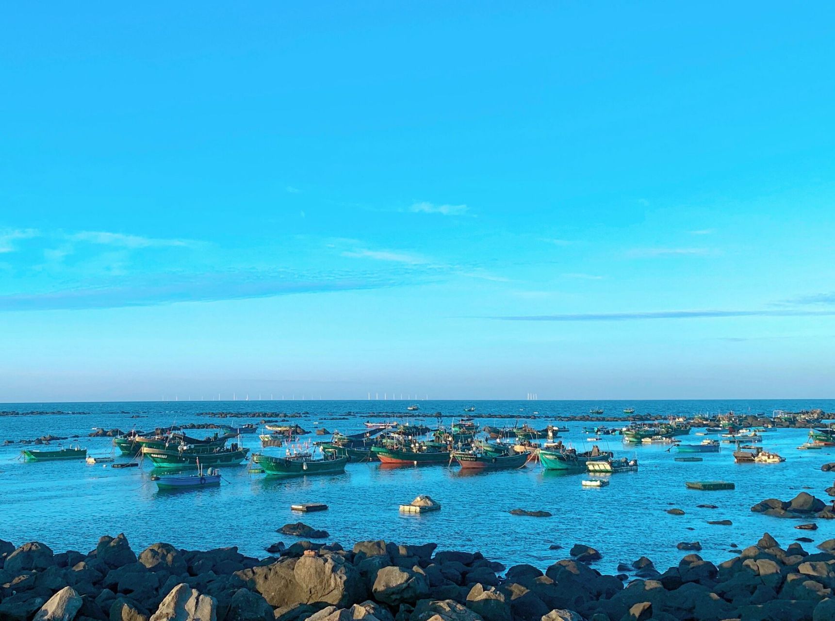 硇洲岛 东南码头一硇洲岛(7:00-18:00)客渡船:全票25元,半票12元 车