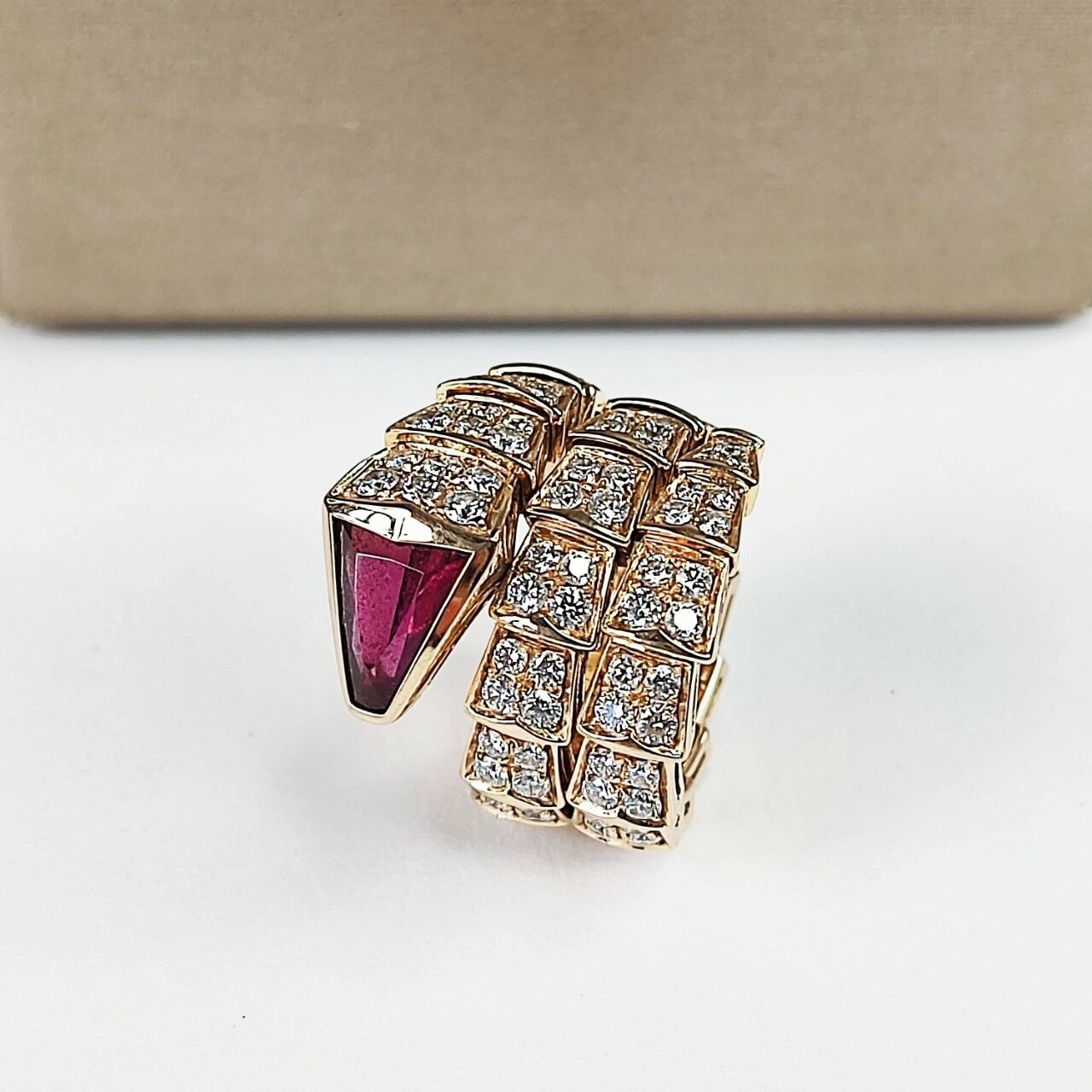 宝格丽serpenti红碧玺蛇戒 三圈满钻的华丽 宝格丽bvlgari serpenti