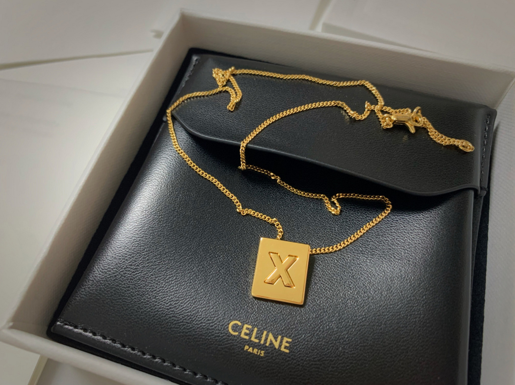 78celine字母项链 78celine这款字母项链虽说是黄铜材质.