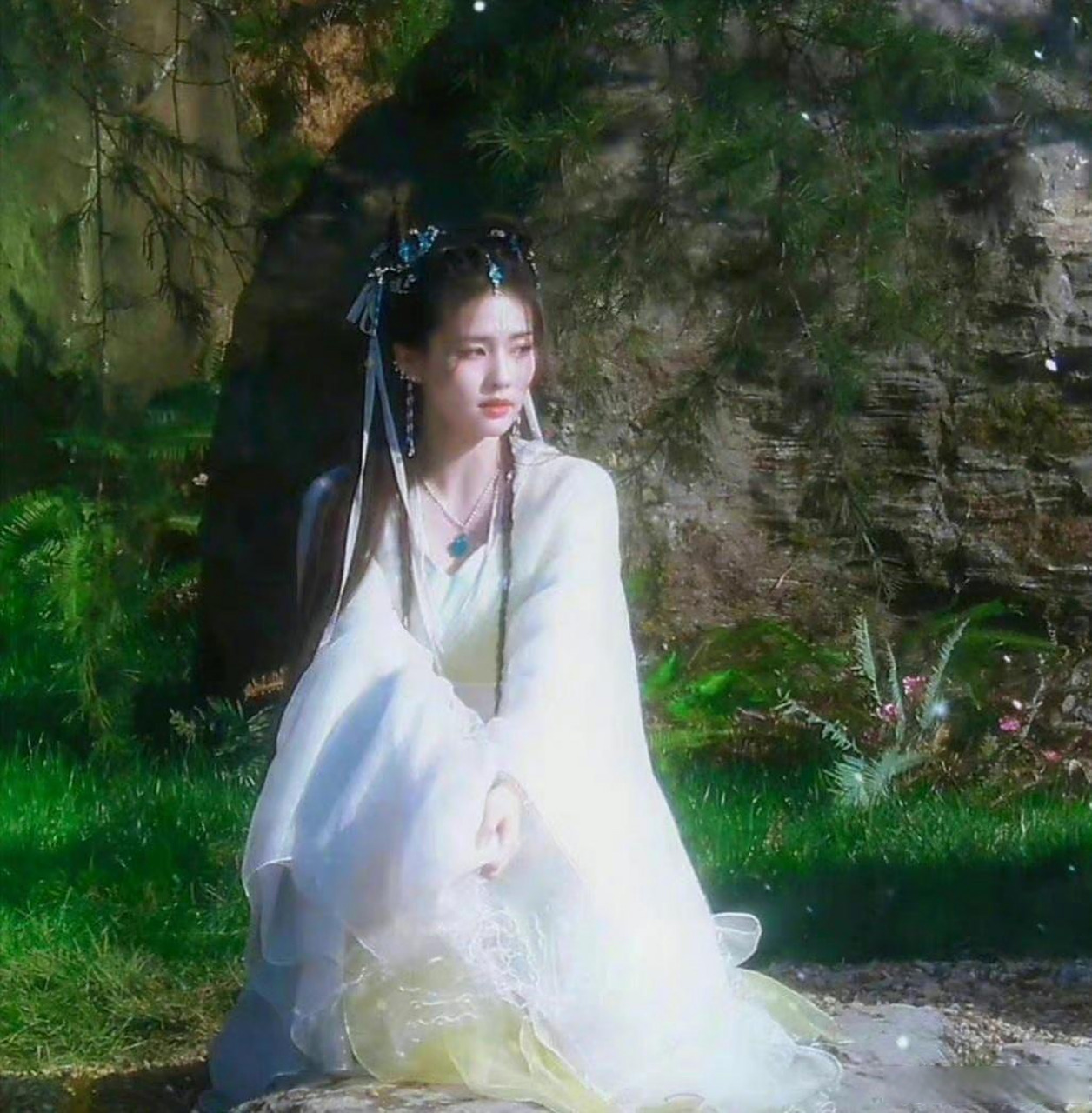 白鹿和赵露思古装造型这么相似,是谁模仿了谁?